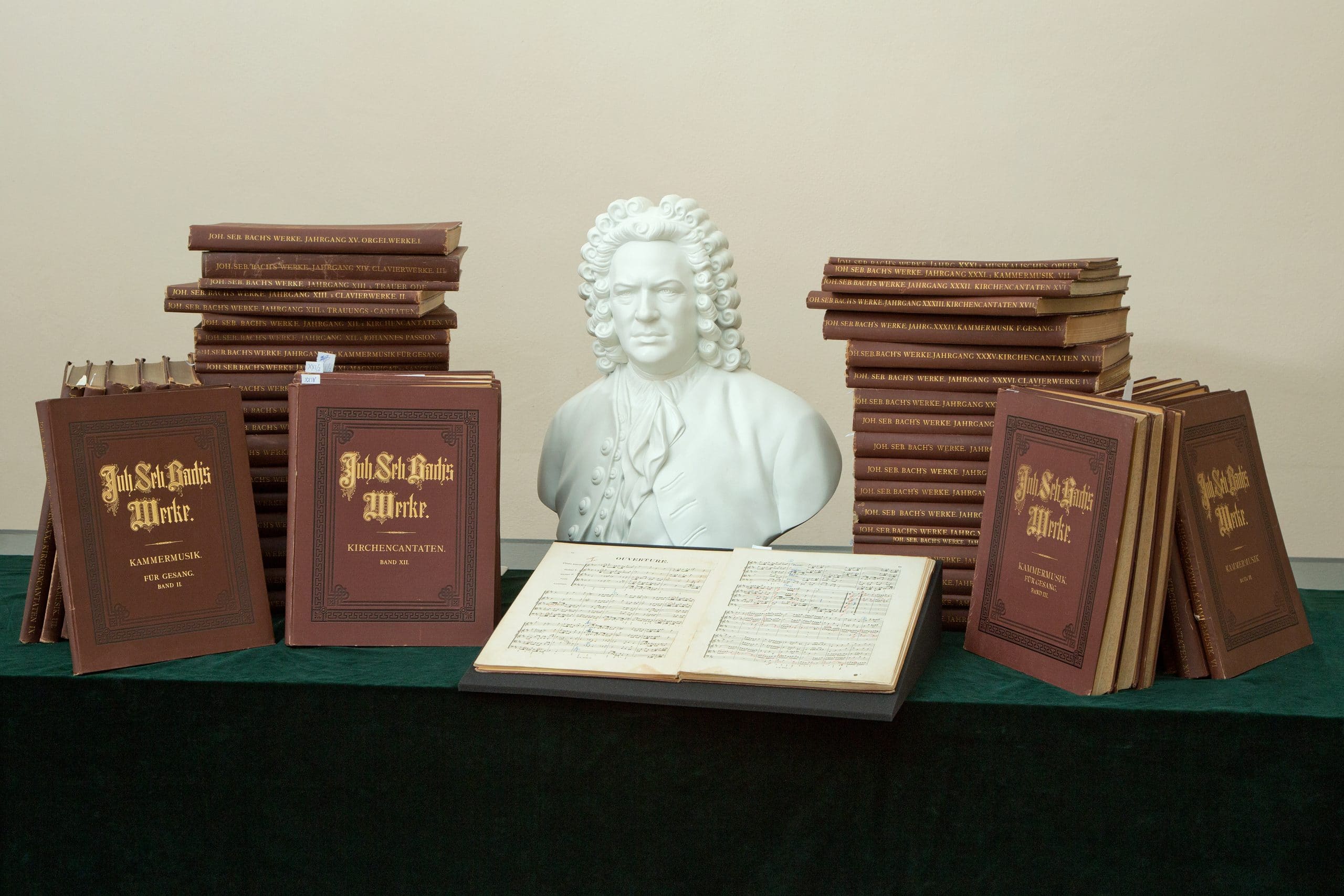 Das nahezu vollständige Exemplar der alten Bach-Gesamtausgabe (Leipzig 1851-1900) umfasst 59 Bände mit zahlreichen handschriftlichen Notizen Mahlers. Foto: Bach-Archiv Leipzig/Gert Mothes