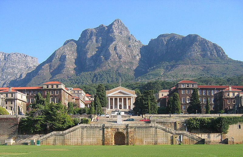 Ein Blick auf den oberen Campus der Universität Kapstadt. Die 200 Jahre alte Jagger-Bibliothek ist nach dem Brand zerstört. Foto: Wikimedia Commons/Adrian Frith