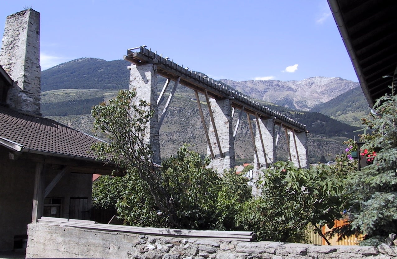 In seiner Anlage einzigartig ist der Laaser Kandlwaal. Er überquerte die Etsch auf einem 600 m langen hölzernen Aquädukt auf 32 bis zu 15 m hohen Steinpfeilern. 1907 wurde er 1907 von einem Brande zerstört. Foto: Wikimedia Commons / Hegedex