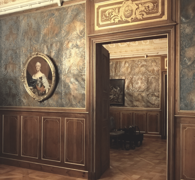 Interieur von Schloss Moritzburg mit den barocken Ledertapeten als Raumausstattung. Foto: Thomas Löther/IDK