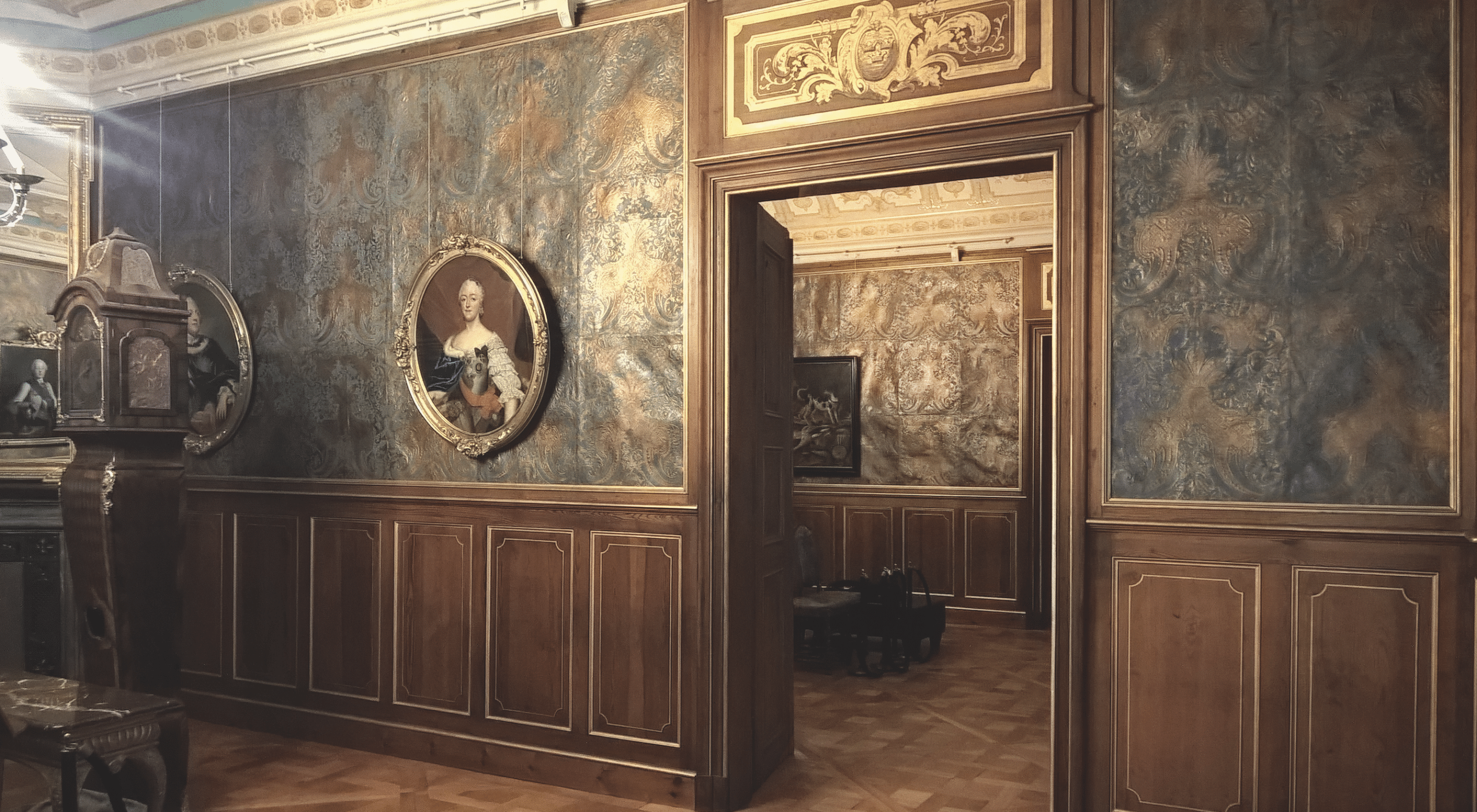Interieur von Schloss Moritzburg mit den barocken Ledertapeten als Raumausstattung. Foto: Thomas Löther/IDK