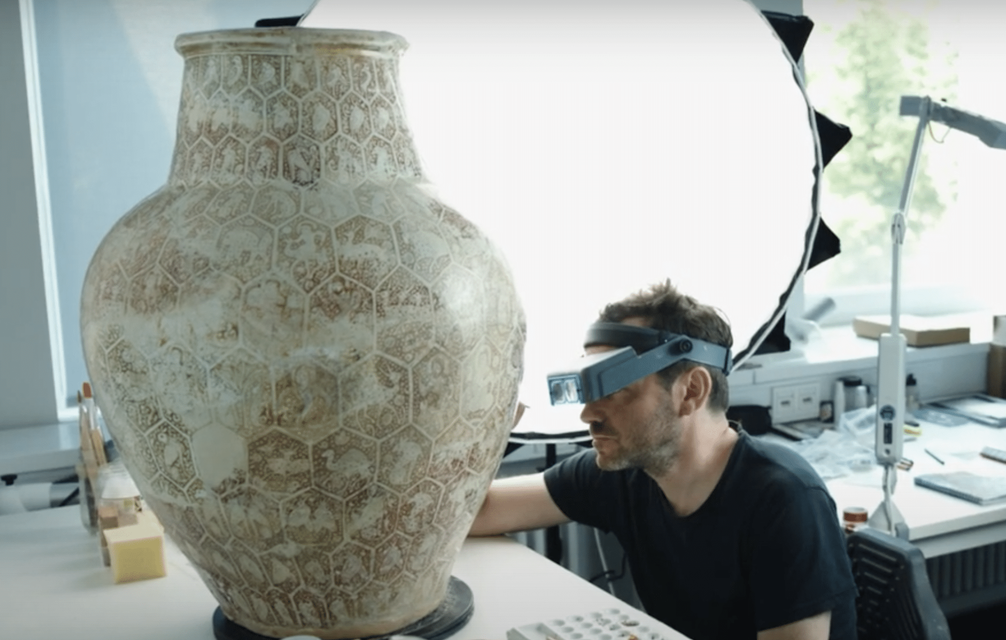 Die Restaurierung der großen Lüstervase aus Kaschan: Nur ein Drittel der ursprünglichen Vasenfläche war erhalten. Foto: Museum für Islamische Kunst der Staatlichen Museen zu Berlin / Still Video