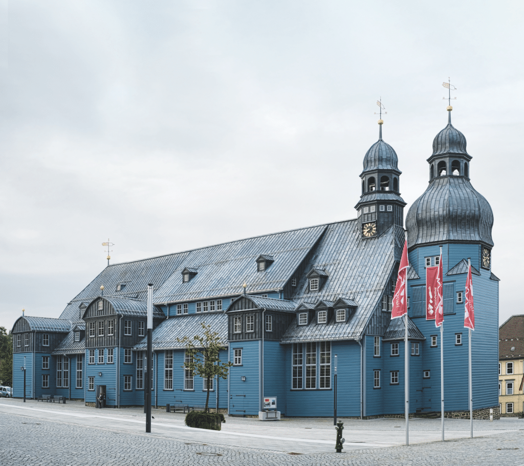 Deutschlands größte Holzkirche steht in Clausthal-Zellerfeld im Harz. Bei ihrer Sanierung erhielt sie ihren ursprünglich blauen Anstrich – diesmal aus Leinölfarbe – zurück