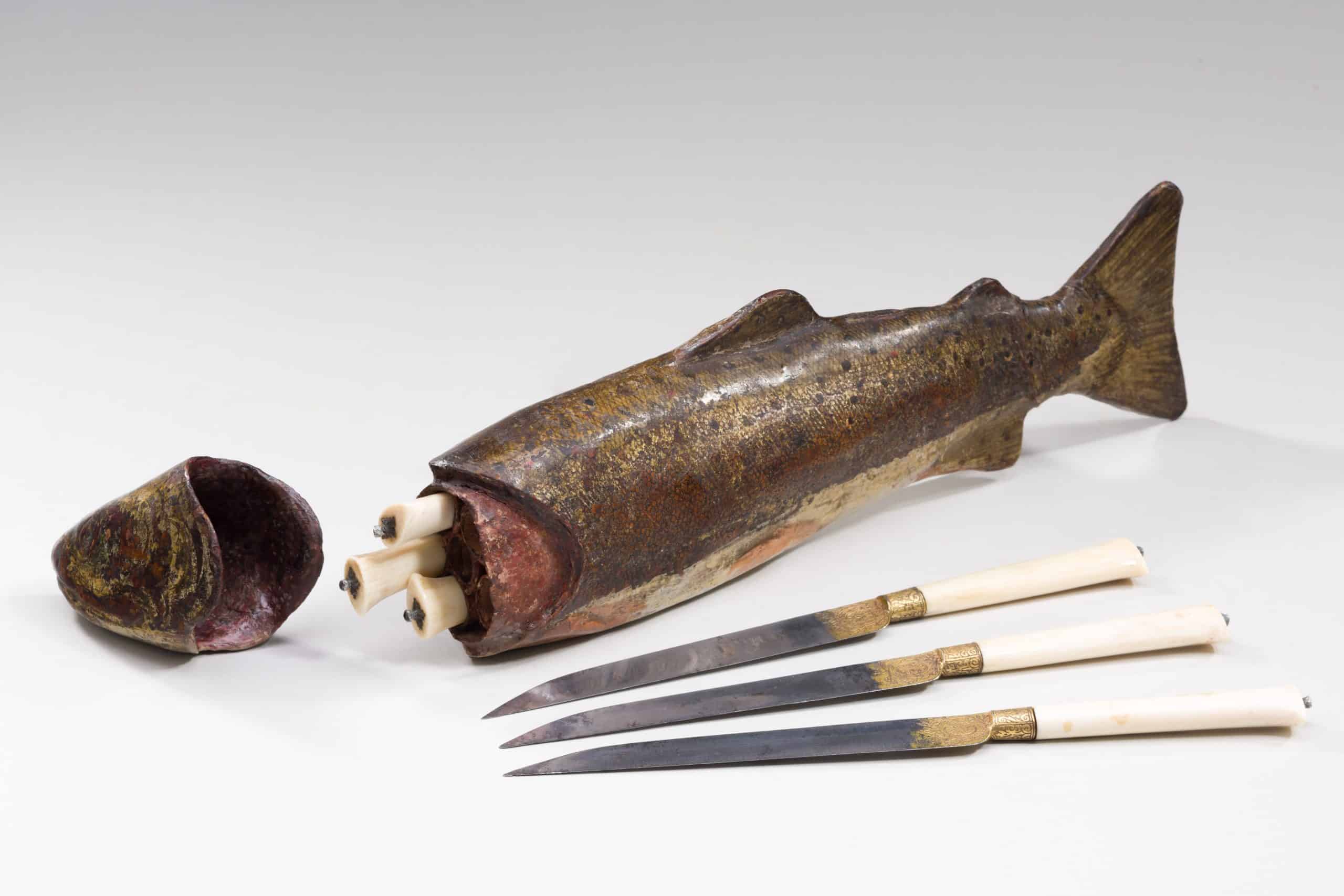 Seltenes Futteral in Form einer Forelle mit sechsteiligem Messerset aus der Spätrenaissance. Foto: Bayerisches Nationalmuseum/Bastian Krack