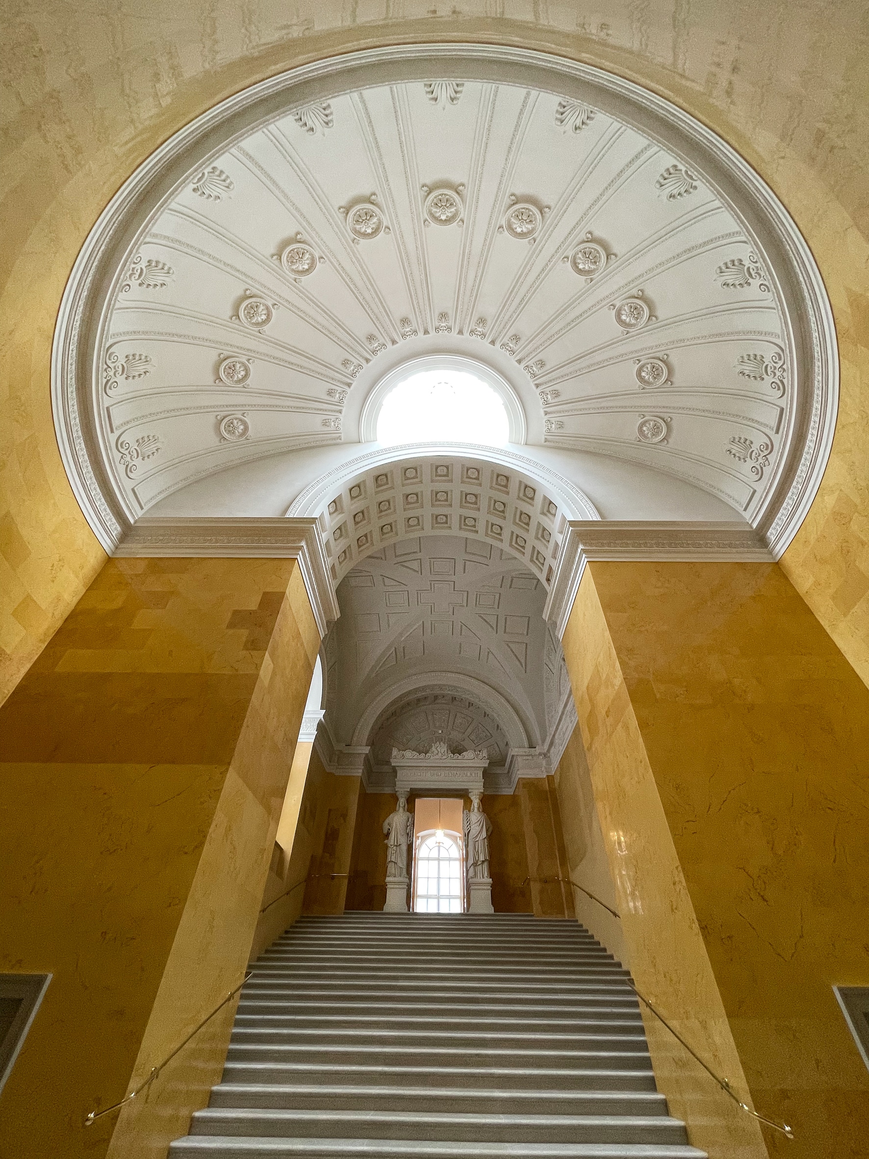 Die restaurierte „Gelbe Treppe“ verbindet nun die neuen Ausstellungsräume mit dem übrigen Residenzmuseum. Foto: © Bayerische Schlösserverwaltung www.residenz-muenchen.de/