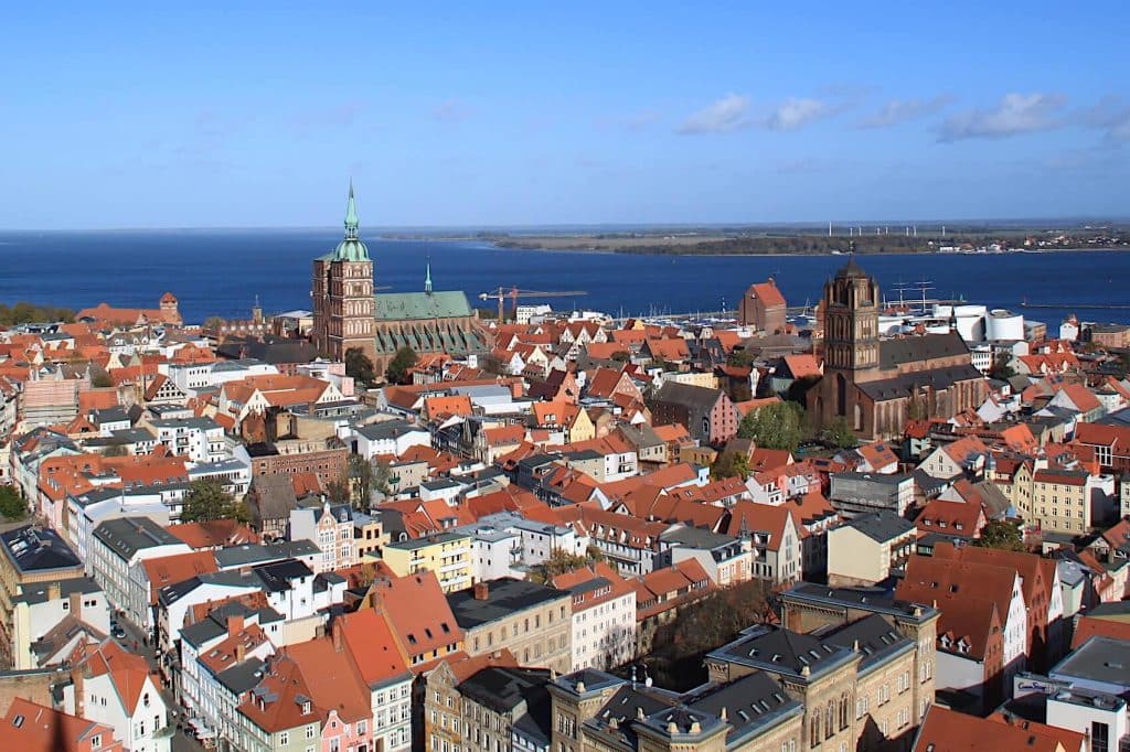 Blick von der Stralsunder Marienkirche auf die Altstadt mit Nikolaikirche und Jakobikirche. Foto: Wikimedia Commons / BenjaminW