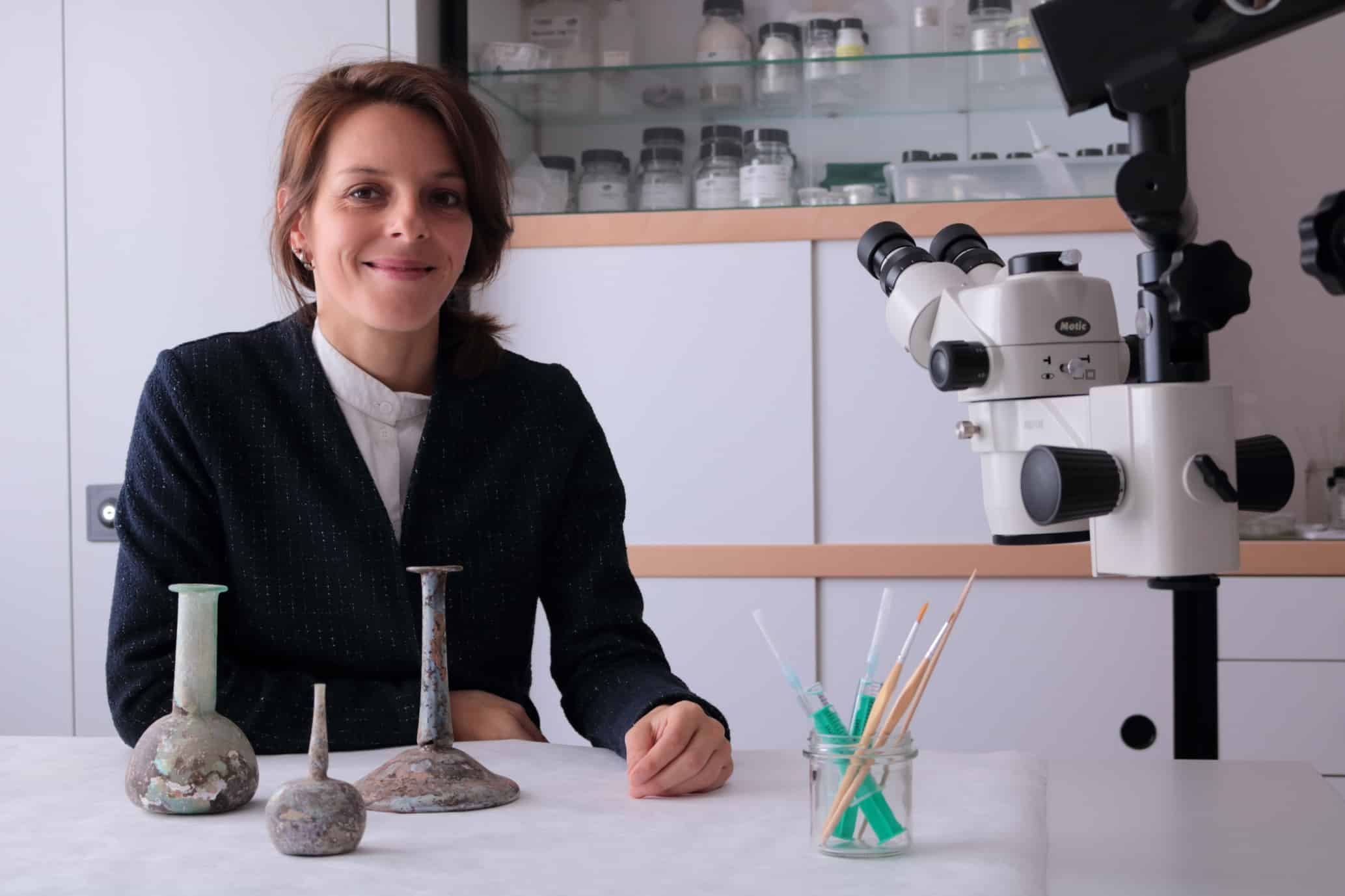 Diplom-Restauratorin Birgit Schwahn ist Spezialistin für archäologisches Glas. Foto: Birgit Schwahn