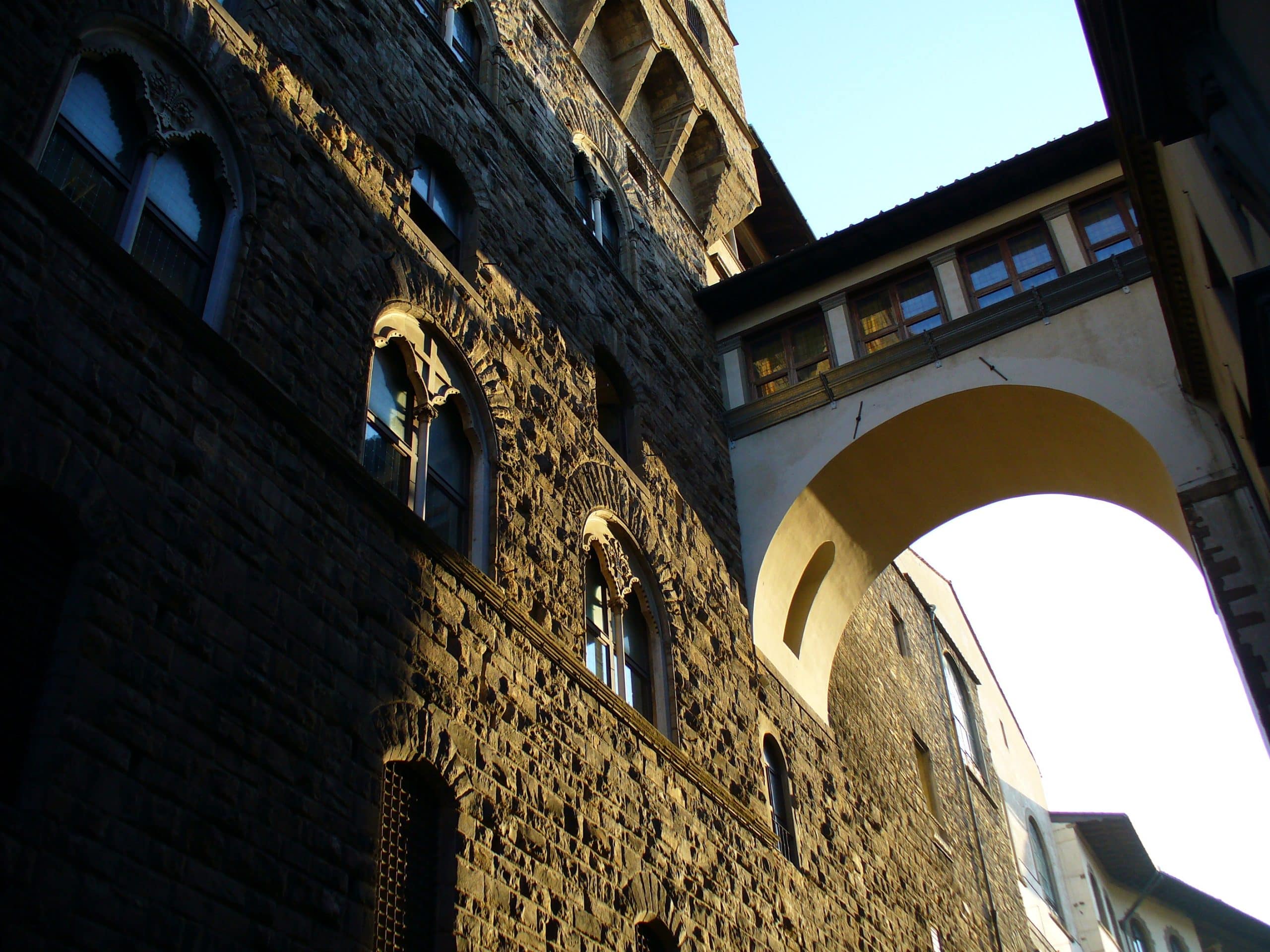 Der berühmte Vasari-Korridor ist 750 Meter lang und verbindet den Palazzo Vecchio mit dem Palazzo Pitti in Florenz. Foto: Wikimedia Commons