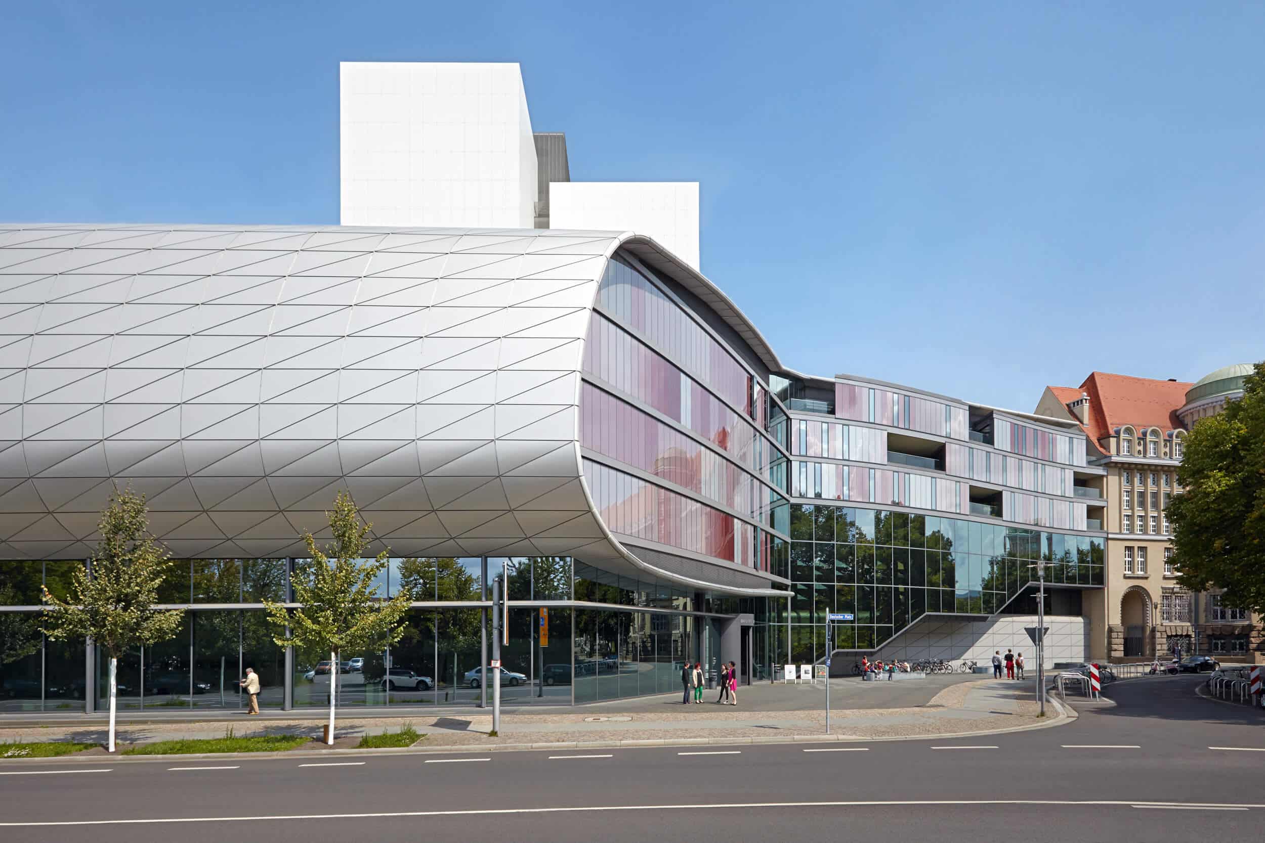 Die Fassade des vierten Erweiterungsbaus der Deutschen Nationalbibliothek in Leipzig erinnert an einen Bucheinband. Foto: PUNCTUM / Alexander Schmidt