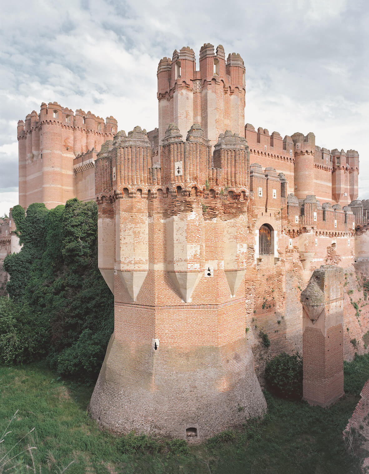 Die Burg von Coca in Spanien vereint Mudéjarstil und Gotik. Foto: Frédéric Chaubin / Taschen