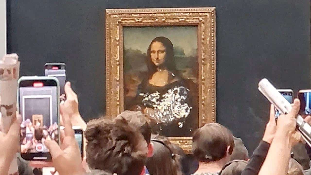 Anschlag auf die „Mona Lisa“. Gestern Nachmittag wurde das weltberühmte Gemälde mit Torte beworfen (Still / Twitter-Video). Foto: Twitter/@klevisl007