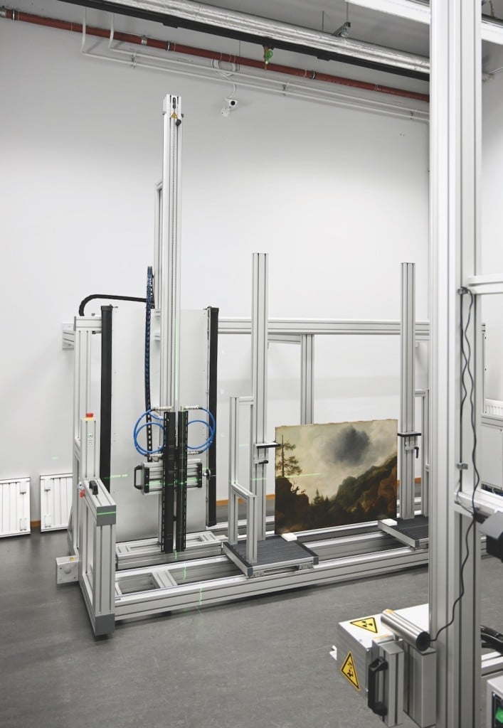Die Röntgenröhre und die Zeilenkameras werden mit einem Laser auf die Größe des eingespannten Gemäldes ausgerichtet. Foto: Kathrin Ulrich