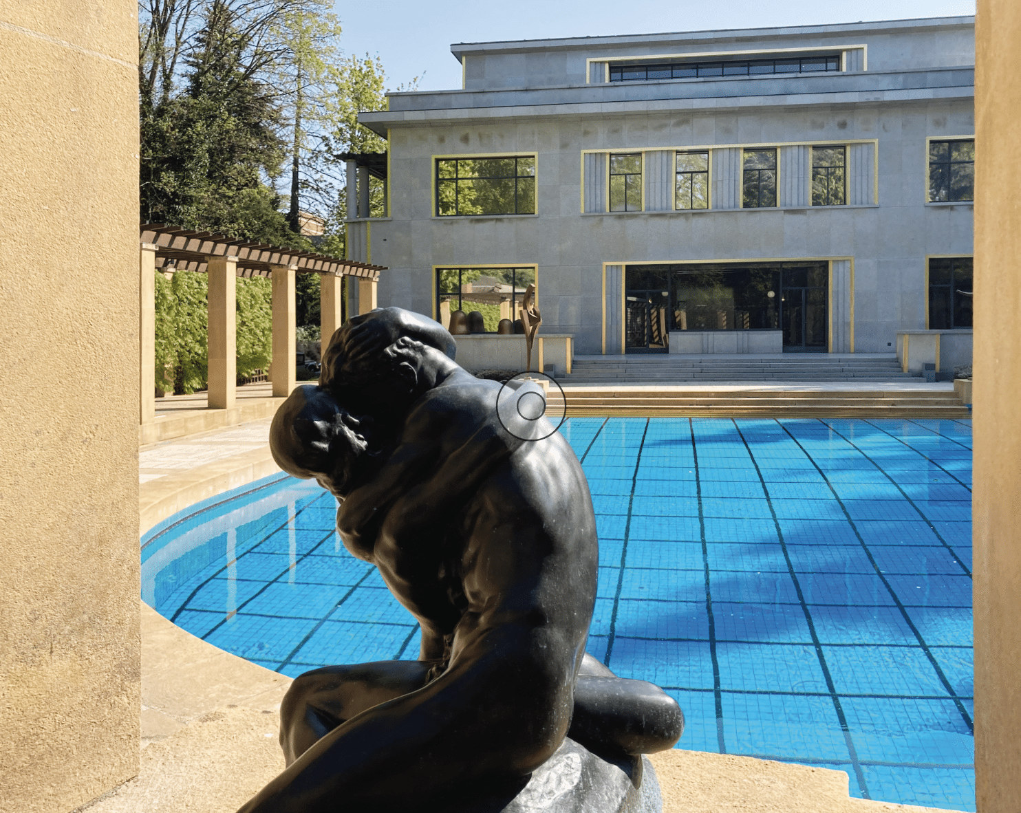 Schwimmbecken mit Pergola bzw. Blick auf die Villa Empain. Fotos: RESTAURO