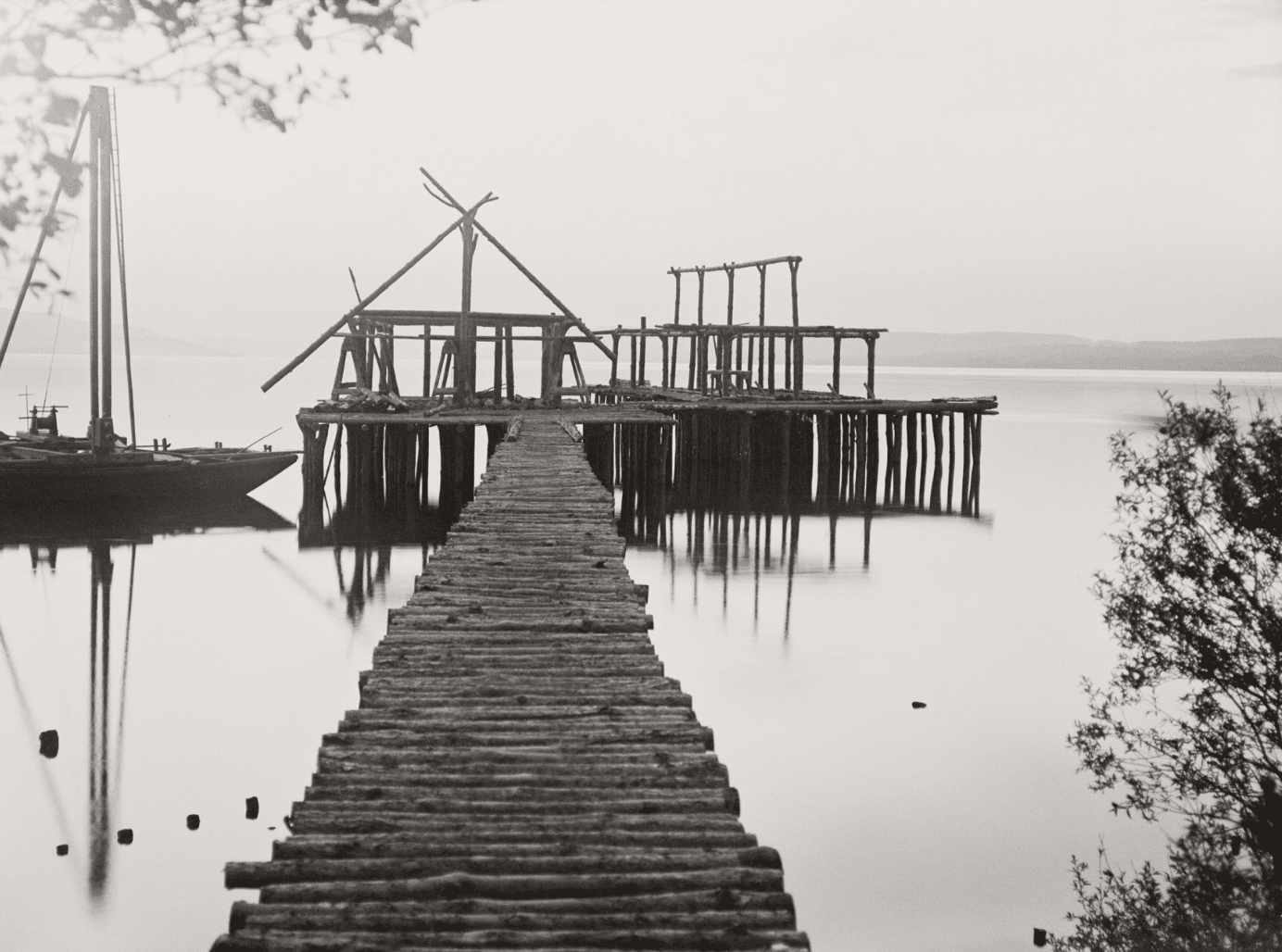 Die ersten beiden Pfahlbaurekonstruktionen aus Riedschachen 1922. Foto: Pfahlbauten, Unteruhldigen / Wikimedia Commons