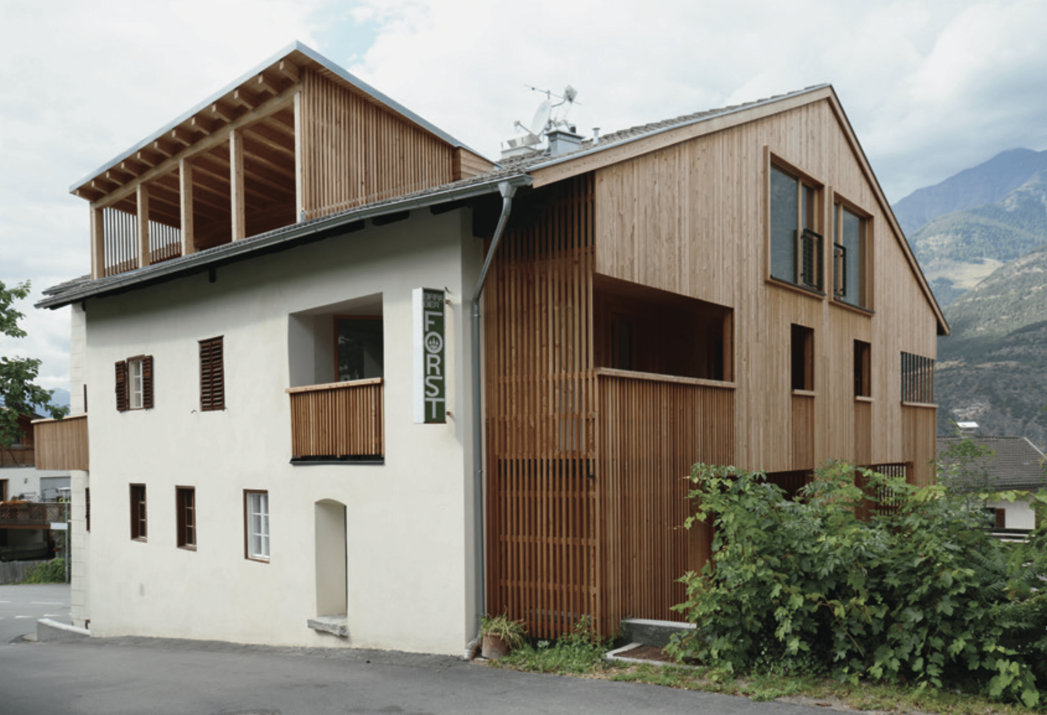Die Ostfassade wurde in Holz neugestaltet. Foto: Dell’Agnolo-Kelderer