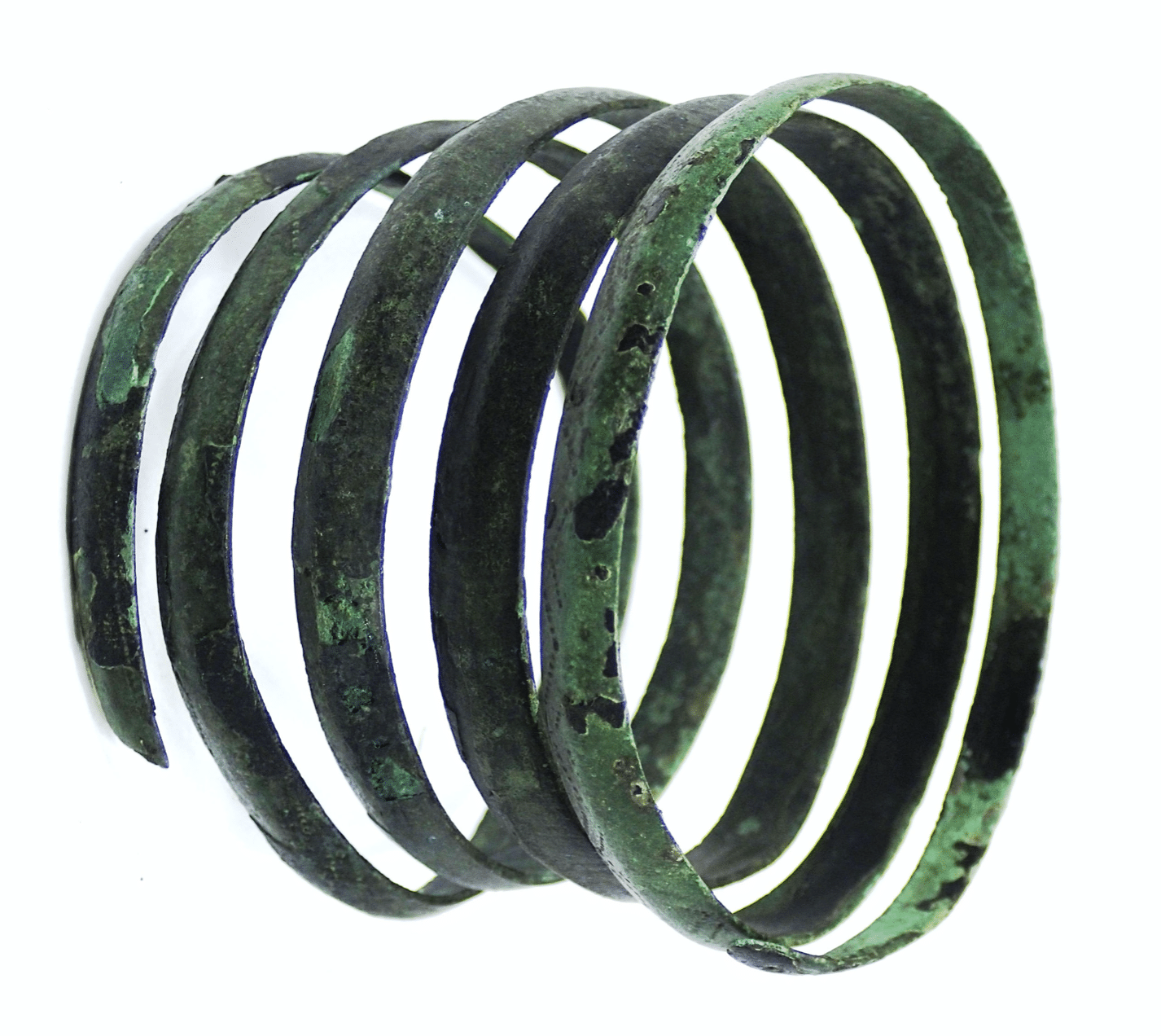 Spiralförmiger Armreif, Bronze, 800-1050, Wikingerzeit. Auf der Bronzespirale findet sich ein Zickzackmuster samt Augen, was wohl auf eine Schlange hindeutet. Foto: Restaurierungsabteilung / National Museum of Finland, Helsinki