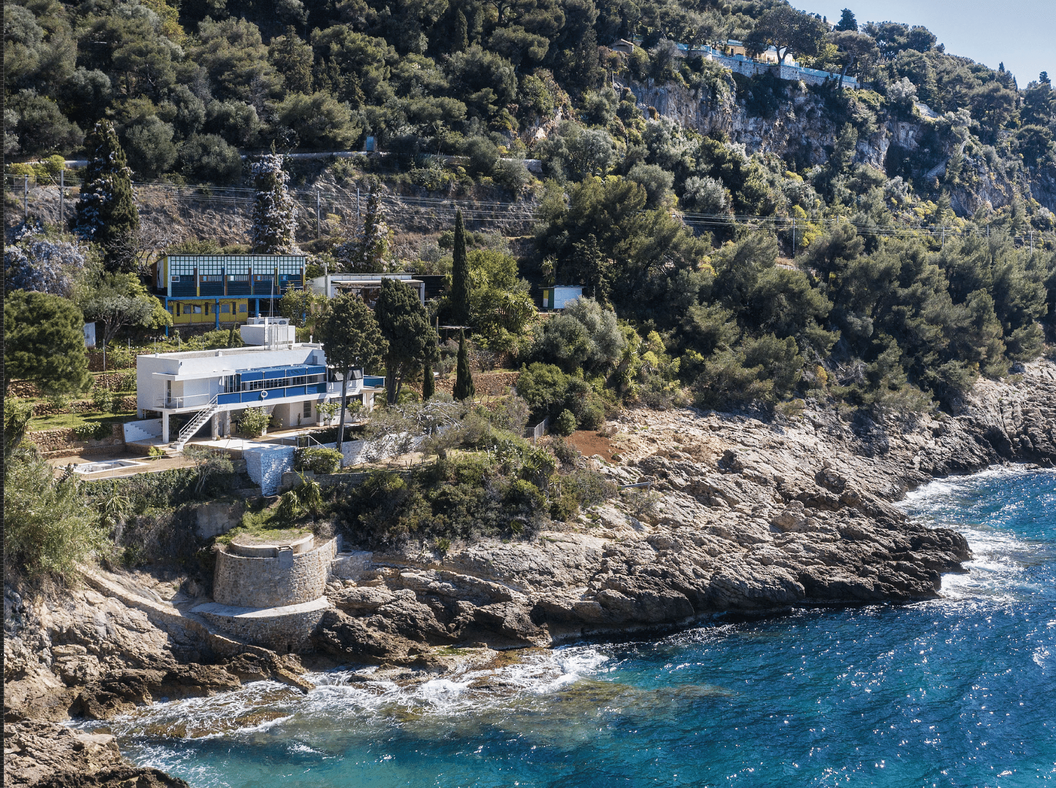 Eileen Gray baute ihre Villa an der Côte d’Azur auf einem steilen Hang mit Blick auf das Fürstentum Monaco. Foto: Manuel Bougout