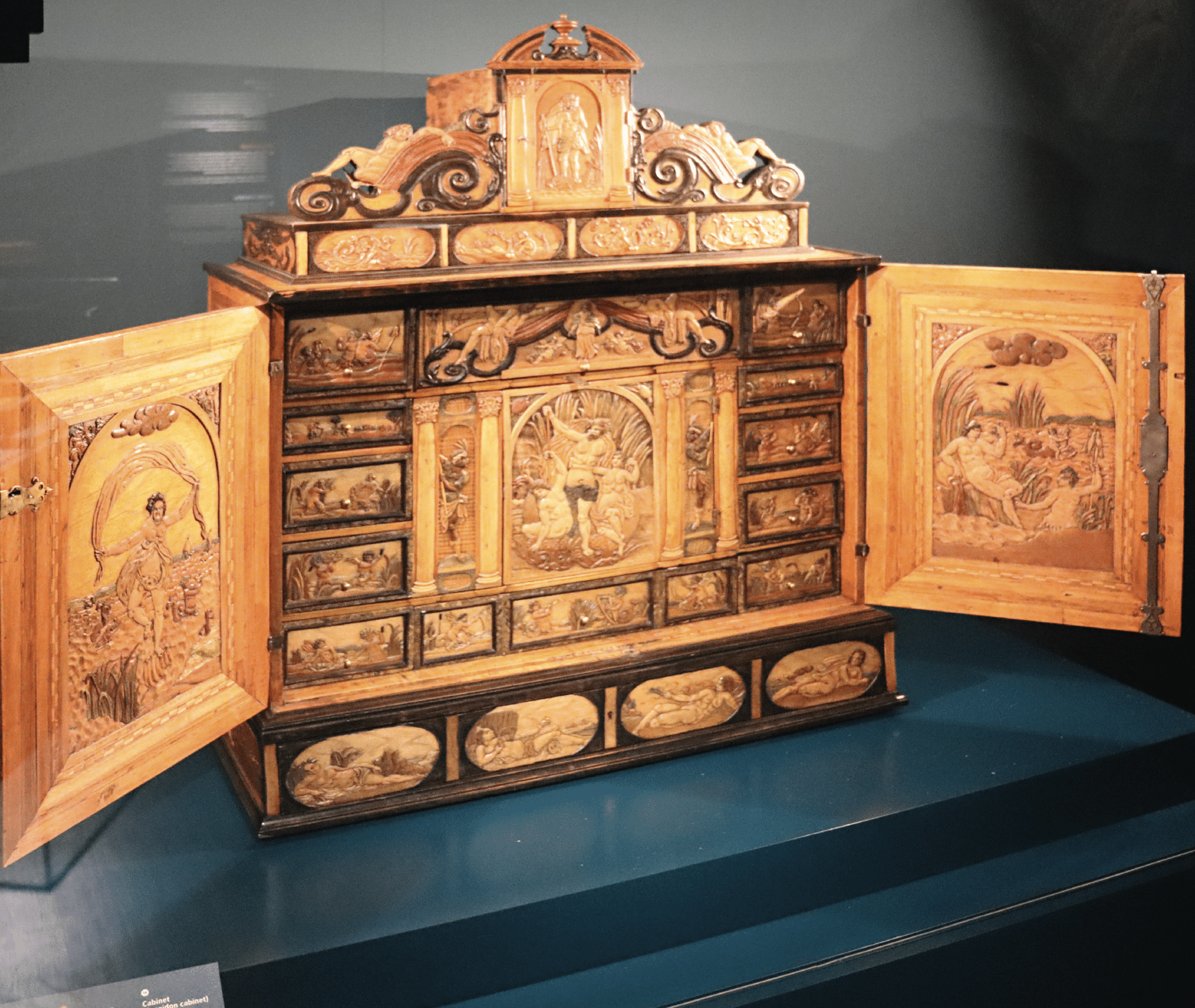Geöffnetes Poseidon-Kabinett mit Poseidon auf der Mitteltür, „Meister mit dem ornamentierten Hintergrund“; vermutlich 1630er Jahre; Egerlandmuseum Marktredwitz. Foto: Daniel Mielcarek/SDM