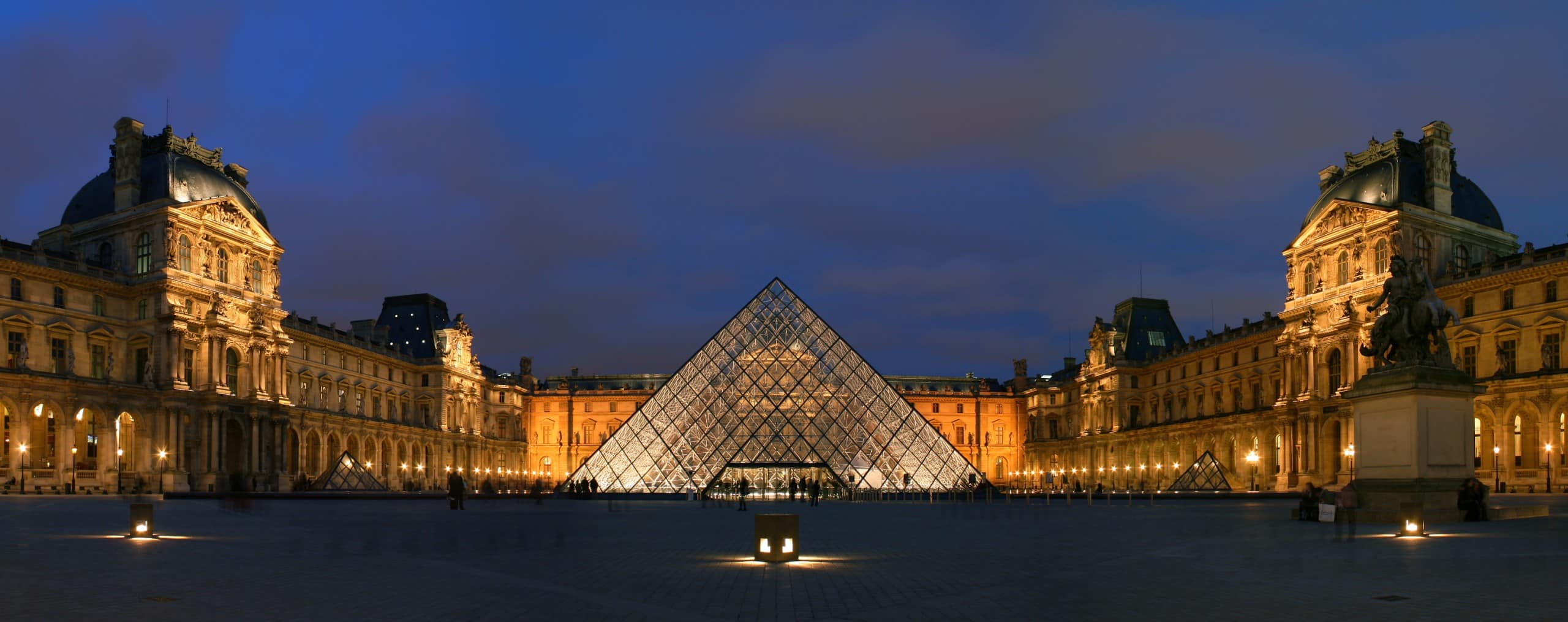 Der Louvre in Paris – eine Architektur-Ikone der Nachkriegsmoderne – hat einen hohen Energieverbrauch mit seinen mit seinen gigantischen Glaswänden. Foto: Wikimedia Commons / Benh LIEU SONG
