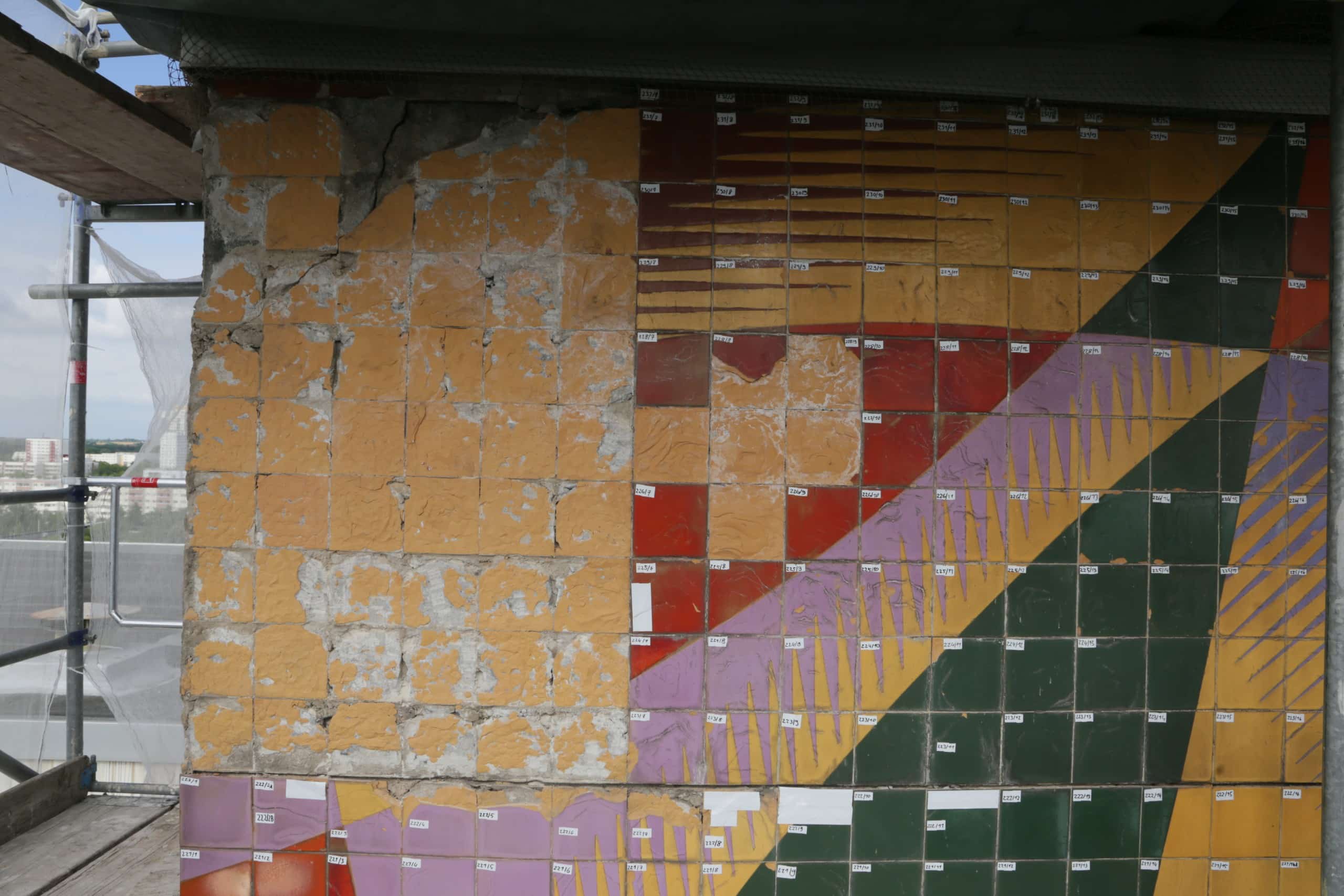 Detail Zustand: Geschädigte und zerstörte Fliesen im oberen Teil, Foto: Gustav van Treeck GmbH / Programm „Baubezogene Kunst in der DDR“
