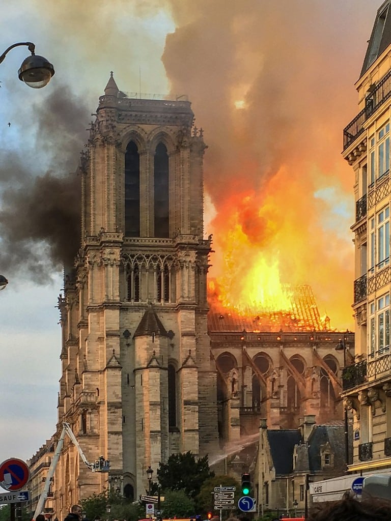 Notre-Dame de Paris: Ansicht des brennenden Dachstuhls von Süden, dicht an den Türmen der Westfassade, fotografiert vom Square René Vivani, 15. April 2019 um 19:51. Foto: Wikipedia Commons / LeLaisserPasserA38