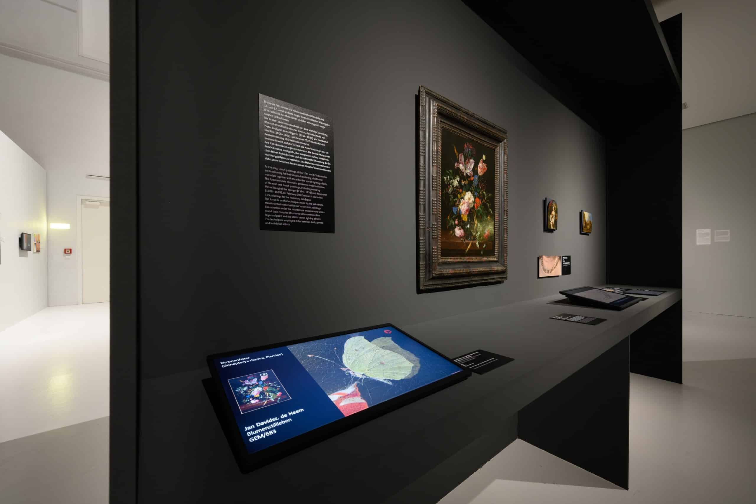 Per Touchscreen können die Besucher*innen ausgewählte Objekte, wie hier im Ausstellungsbereich zur Gemälderestaurierung im Detail betrachten. Foto: © Wolfgang Lackner