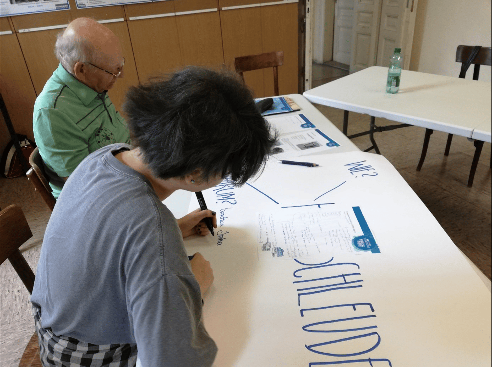 In drei Workshops arbeiteten junge Menschen mit Seniorinnen und Senioren zusammen. Foto: © Melanie Lopin / Projekt „MuseumsMenschen“ / Universität für Weiterbildung Krems