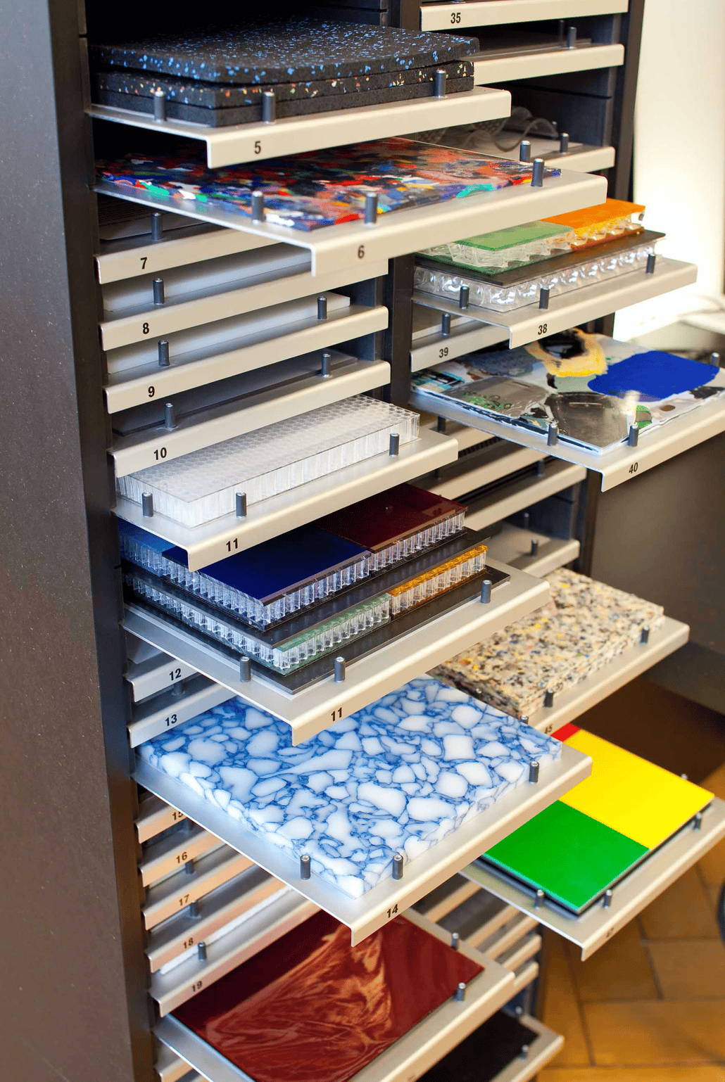 Zahlreiche verschiedene Materialmuster aus Kunststoff. Foto: Michael Lio / Material-Archiv Winterthur
