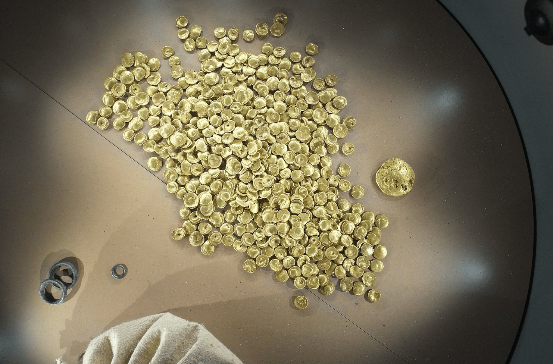 Der Verlust ist unermesslich. Gestern wurde im Kelten Römer Museum in Manching der keltische Goldschatz von Manching gestohlen. Foto: © Wikimedia commons / Chrisi1964