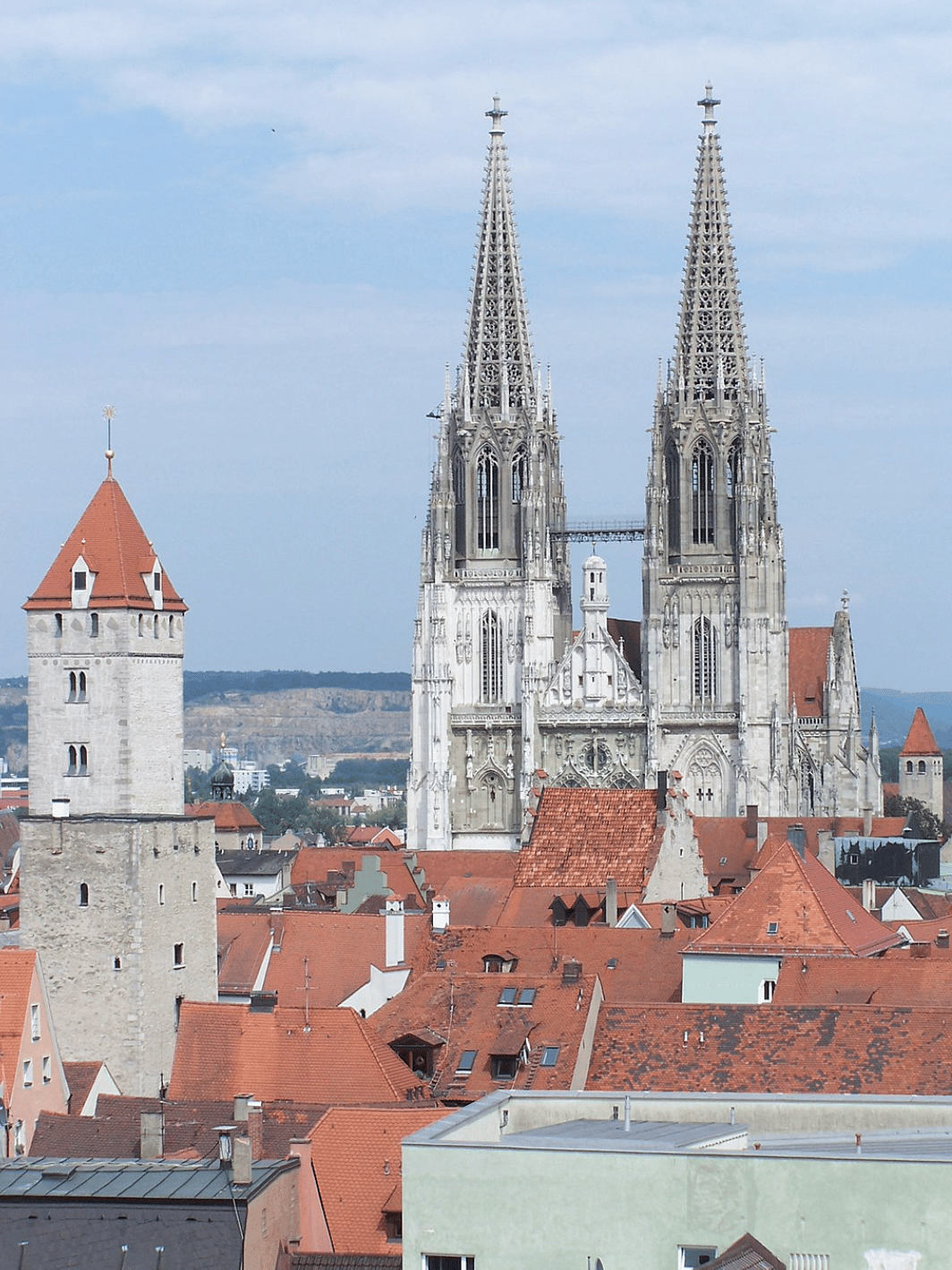 Blick auf die Westfassade des Regensburger Doms, vom Turm der Dreieinigkeitskirche aus. Links im Bild befindet sich der Goldene Turm. (2006). Foto: Wikimedia Commons / S.Fischer