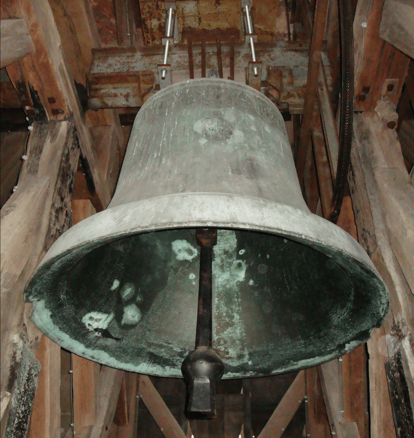 Die Große Fürstin von 1696 hängt im massiven Holzglockenstuhl des Nordturmes. Foto: Wikimedia Commons / Andreasdz