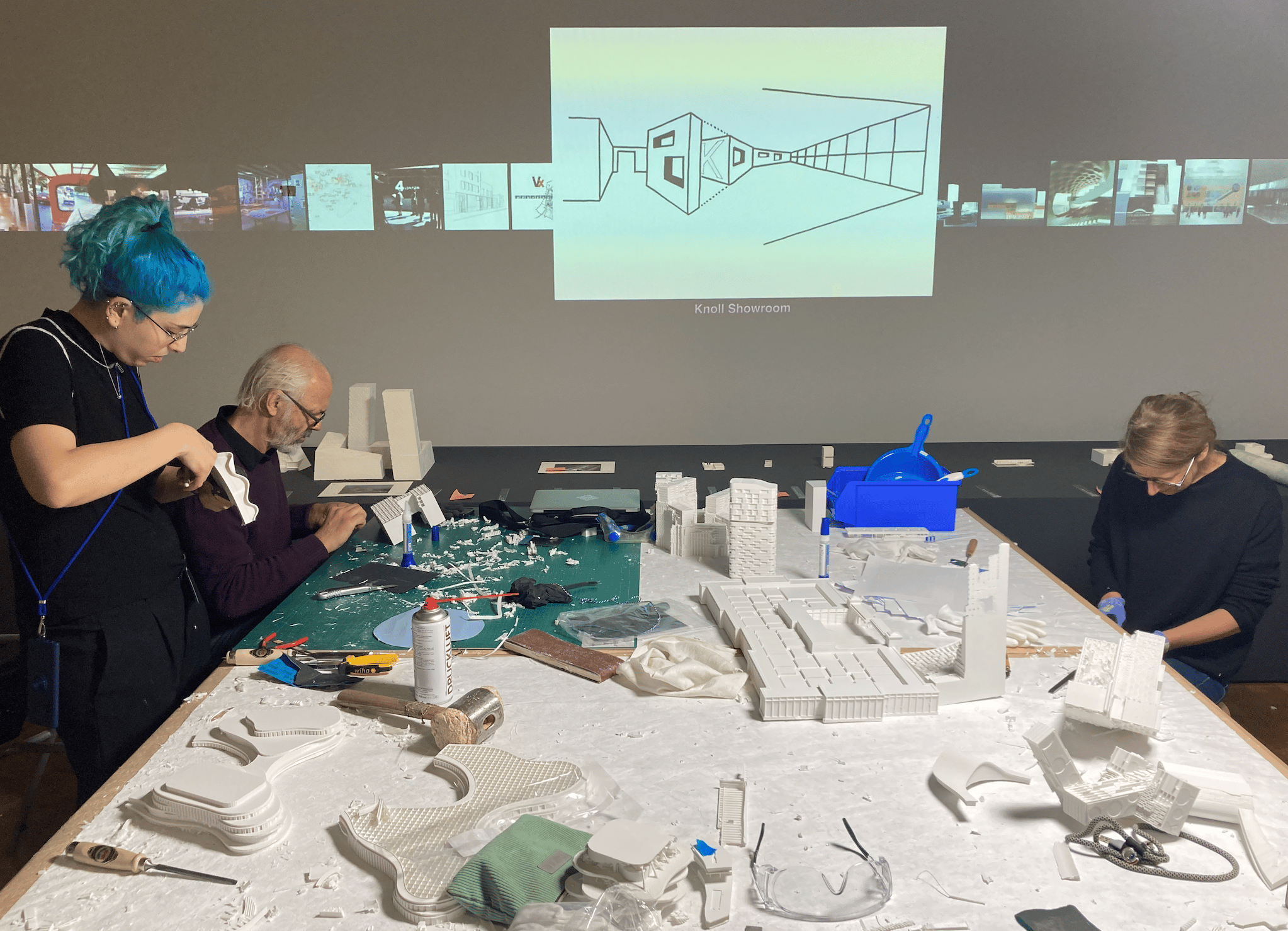 Das Art Handling-Team beim Aufbau der knapp 100 Architekturmodelle in 3D-Druck für die Ausstellung „ole scheeren : spaces of life“ im ZKM in Karlsruhe. Foto: privat