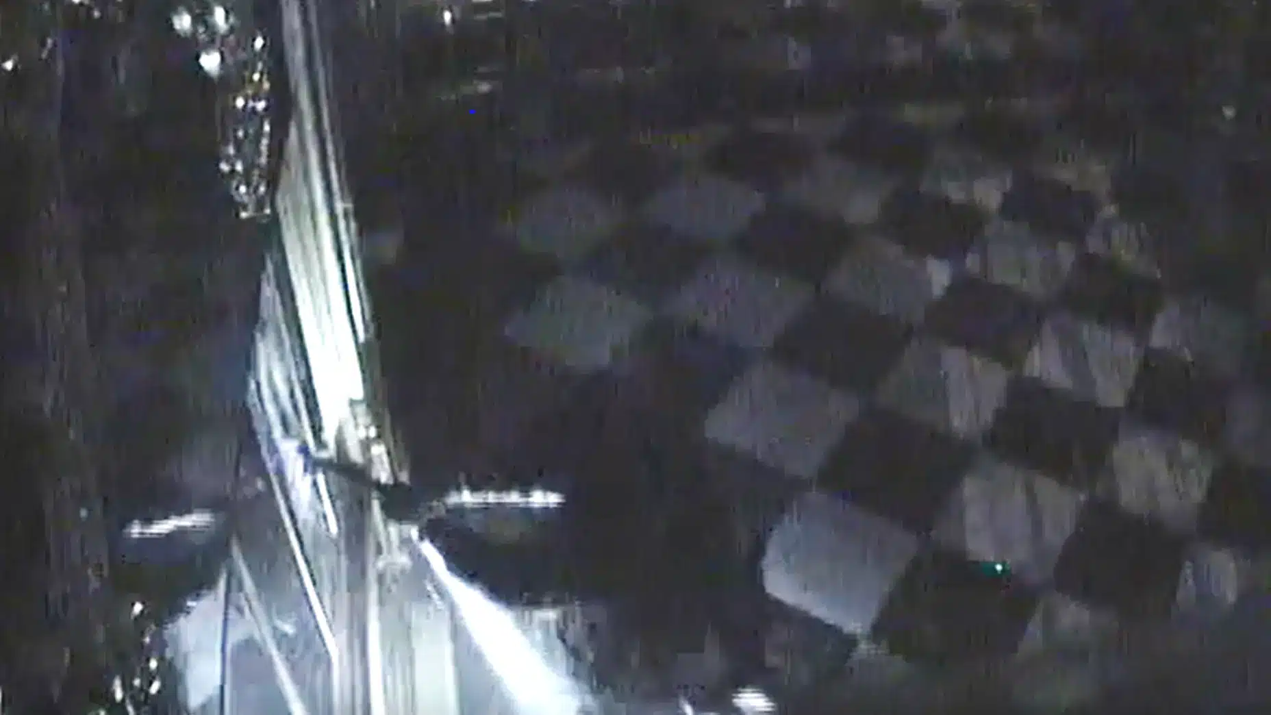 Bild der Überwachungskamera im Grünen Gewölbe in Dresden: Mit einer Axt schlägt der Täter die Vitrine ein. Foto: Polizei Dresden / Screenshot