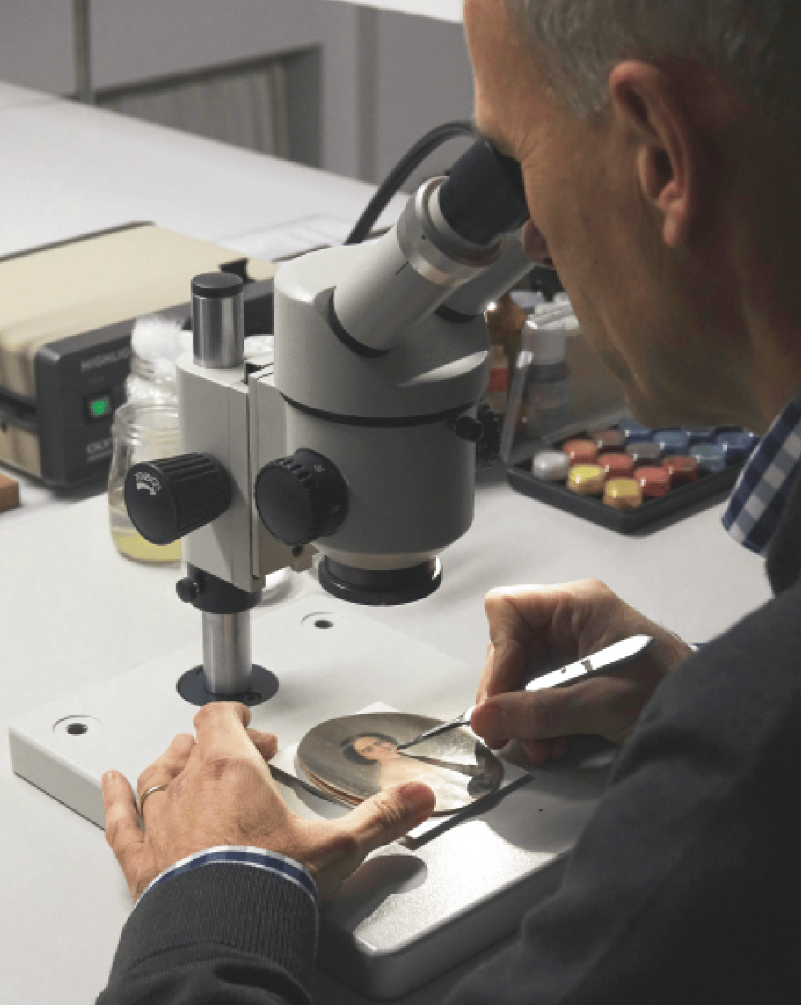 Restaurator und Kunsthistoriker Dr. Bernd Pappe: Die feinteiligen Werke erfordern ein minuziöses Arbeiten am Mikroskop. Foto: privat