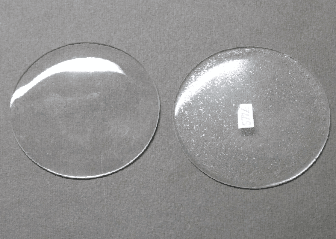Miniaturendeckgläser sind in der Regel leicht bombiert, damit sie die Malerei nicht verflecken oder darauf festkleben. Ein häufiges Schadensphänomen sind sogenannte ‚weinende‘ Deckgläser (rechts). Foto: privat