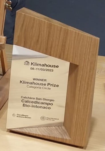Auszeichnung für das Grundputz-Produkt Calcedicampo auf der Klimahouse 2023 in Bozen in der Kategorie Kreislaufwirtschaft. Foto: Calchèra San Giorgio