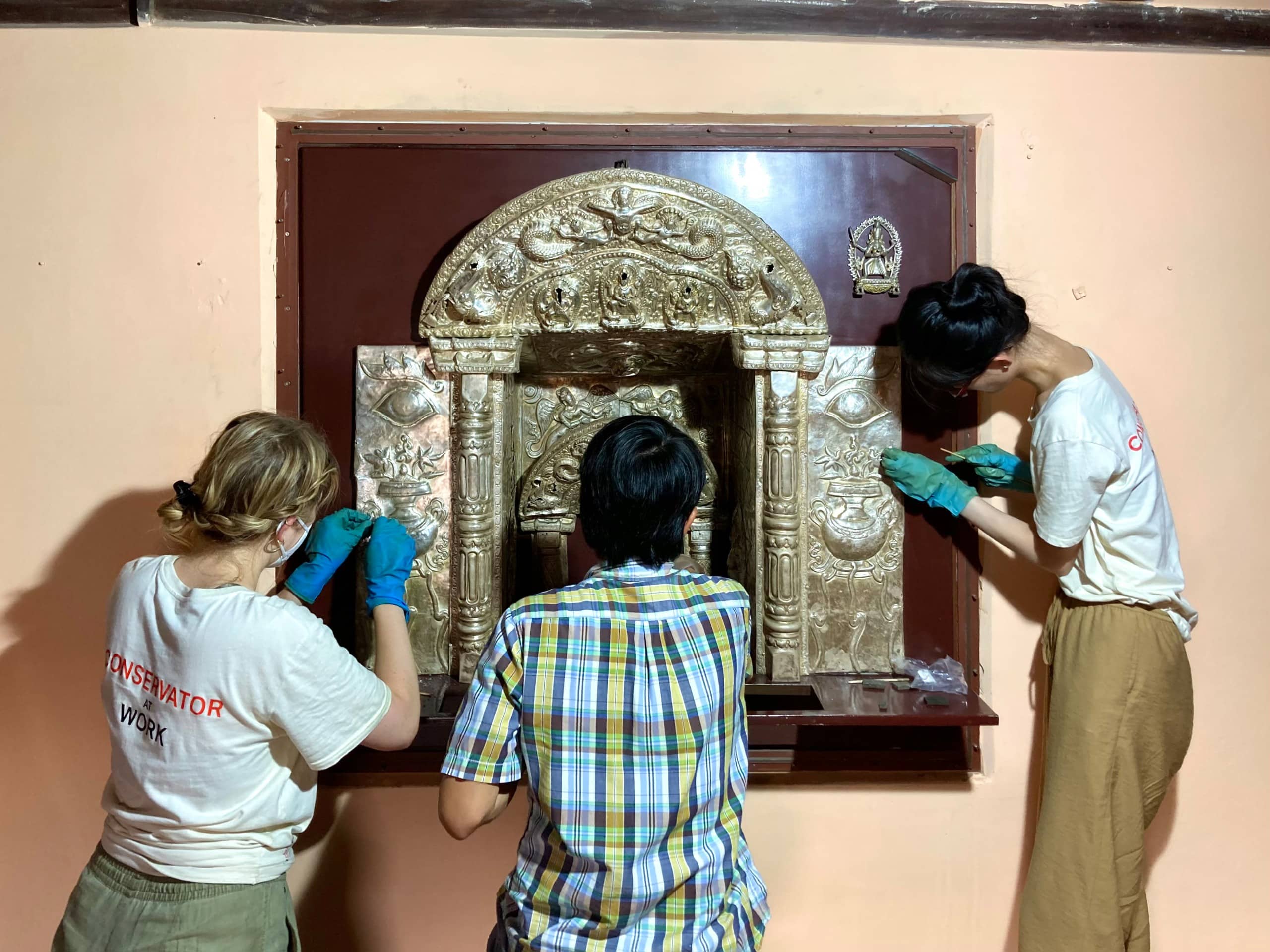 Trockenreinigung eines silbernen Schreins im Patan Museum, Nepal. ©Institut für Konservierung und Restaurierung, Universität für angewandte Kunst Wien / Khakhanang Jonganurak