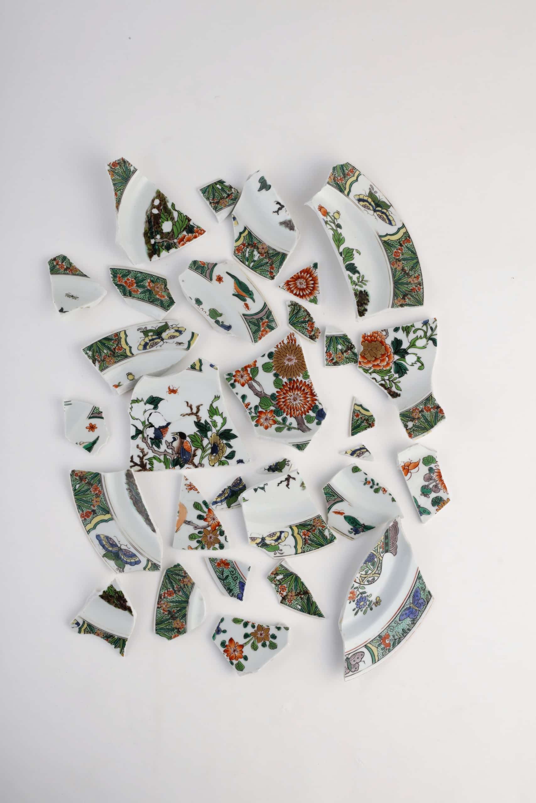 Zerbrochener Teller mit Blütendekor. Produziert in Jingdezhen (China), Ende des 17. bis Anfang 18. Jahrhundert © Photograph by: Takao Oya, Supported by: „Exhibition Old-Imari“ 2020-2021