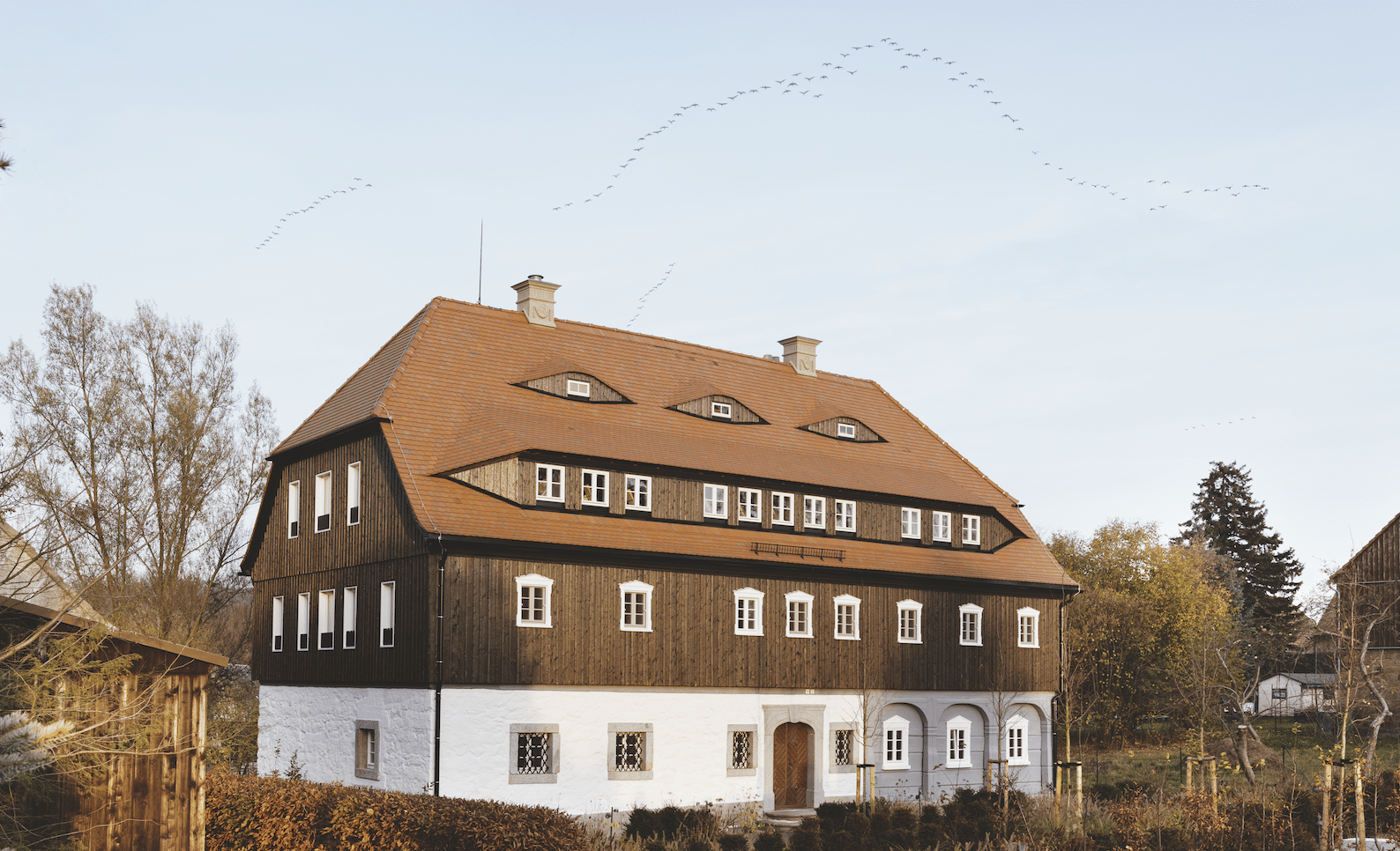 In enger Zusammenarbeit mit der Denkmalpflege hat Atelier ST hat ein Umgebindehaus in Schönbach (Oberlausitzer Bergland) umsichtig an eine neue Nutzung angepasst. Foto: Robert Rieger