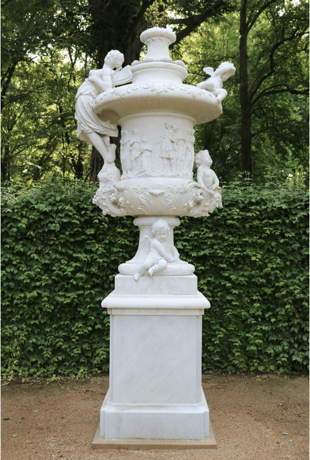 Georg Franz Ebenhecht nach Antonio Corradini: Corradini-Vase (Dresdener/Üppigkeitsvase), Marmorkopie, um 1750, Skulpt.slg. 222. Foto: © SPSG / Silke Kiesant