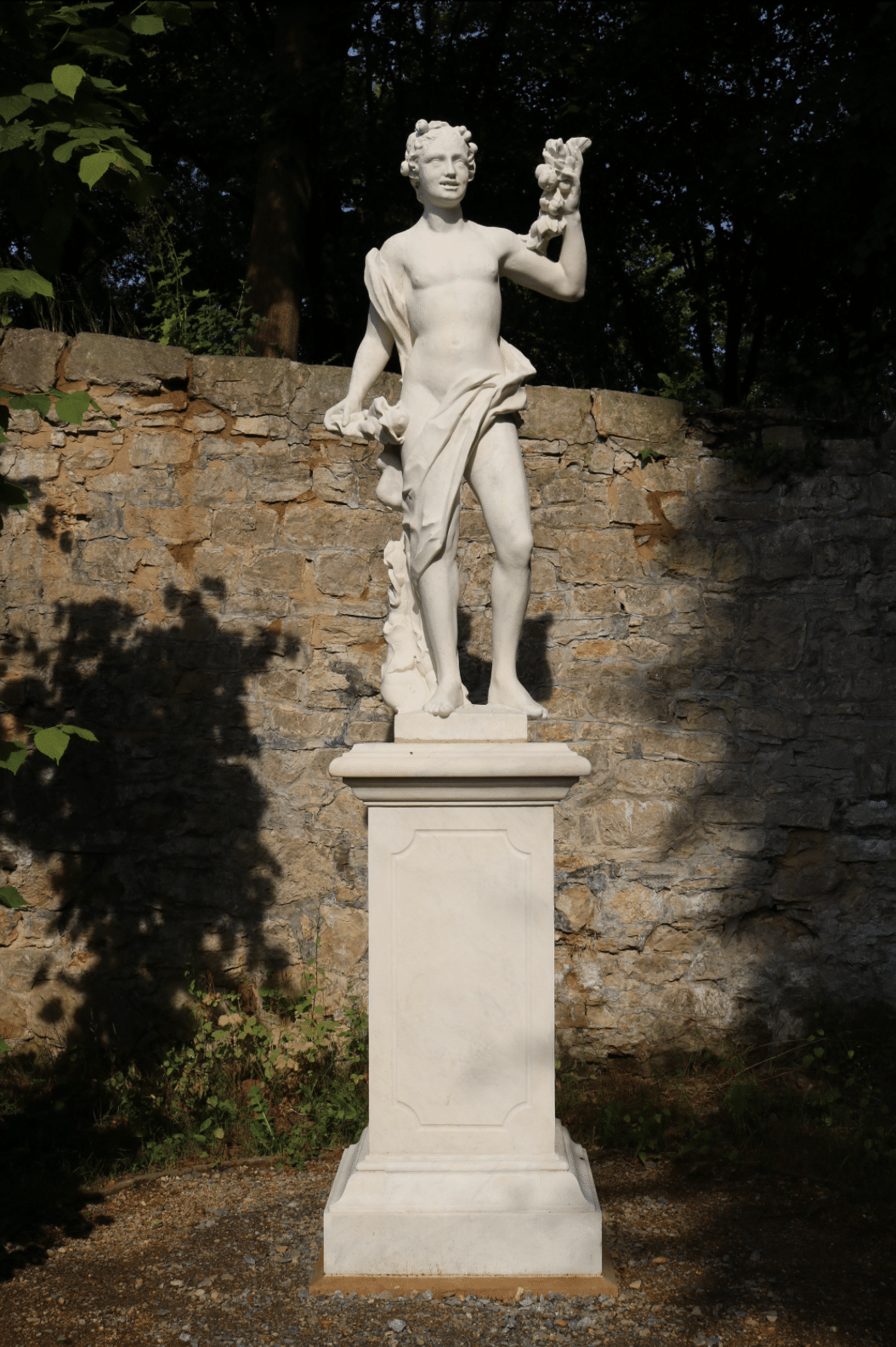 Unbekannter Bildhauer: Jüngling mit Früchten: Der Herbst, Marmor, um 1750. Skulpt.slg. 492. Foto: © SPSG / Silke Kiesant