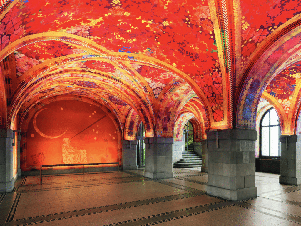 Die „Blüemlihalle“ in Zürich schuf der Schweizer Maler Augusto Giacometti (1923/1925). Das  einstige Kellergewölbe eines Waisenhauses, heute die Einganghalle der Polizeiwache am Zürcher Hauptbahnhof zählt zu den Highlights der Stadt und gilt als Kunstwerk von nationaler Bedeutung. Foto: RESTAURO