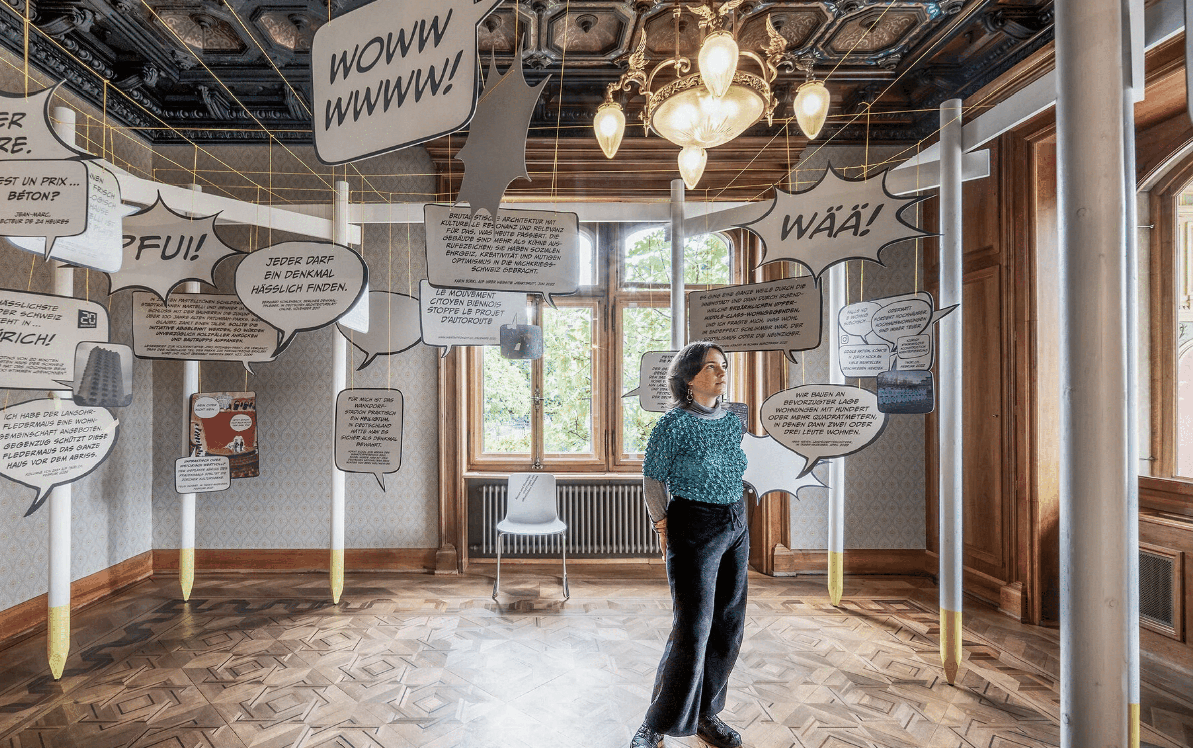 Der Sprechblasenwald in der Ausstellung «Bijou oder Bausünde?» im Schweizer Heimatschutzzentrum in Zürich zeigt Meinungen und Debatten über den Umgang mit Baukultur. Foto Noah Santer/Schweizer Heimatschutz
