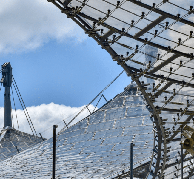 Das unter Denkmalschutz stehende Zeltdach des Münchner Olympiastadions wird heute als Historisches Wahrzeichen der Ingenieurbaukunst in Deutschland ausgezeichnet. Foto: www.bayika.de