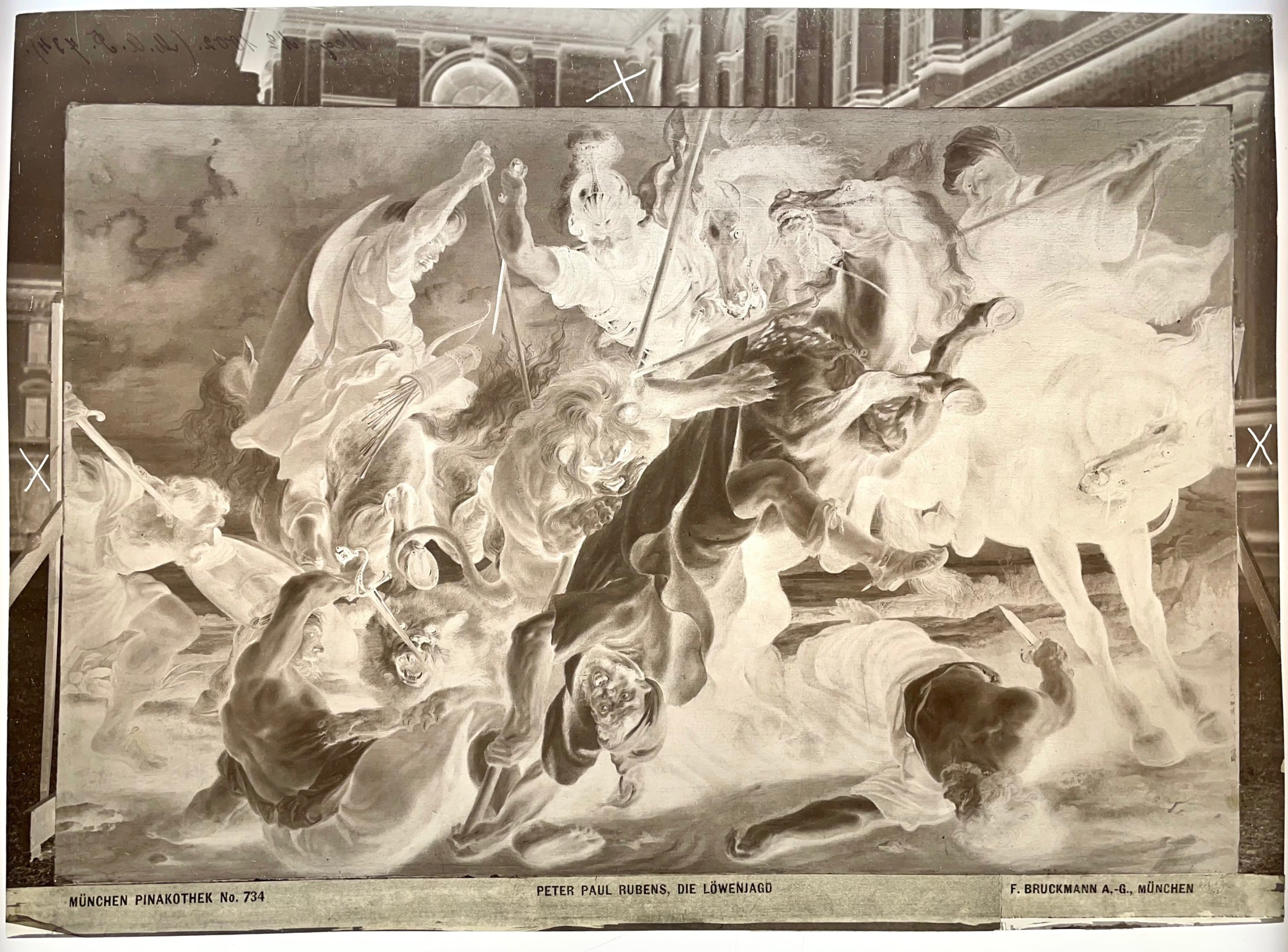 Rubens Löwenjagd während einer Fotokampagne des Bruckmann Verlags 1896 draußen vor dem Mittelprotal der Alten Pinakothek, Negativ, ca. 22 x 27 cm (ZI, München, Photothek/Archiv, Bildarchiv Bruckmann)
