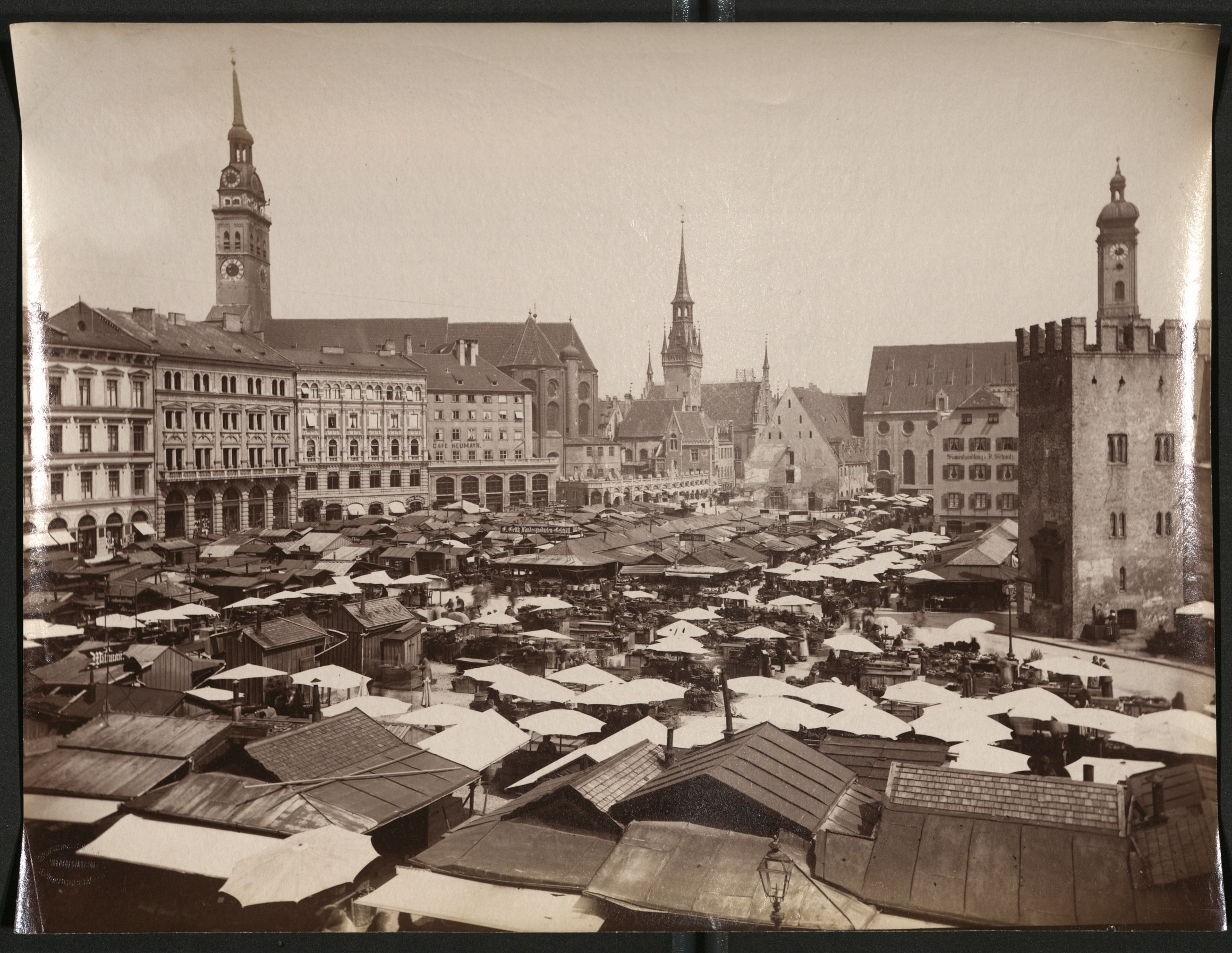 Unbekannter Fotograf: Münchner Altstadt, Viktualienmarkt, Ansicht von Südwesten, vor 1880 (ZI, München, Photothek/Archiv, Bildarchiv Bruckmann)