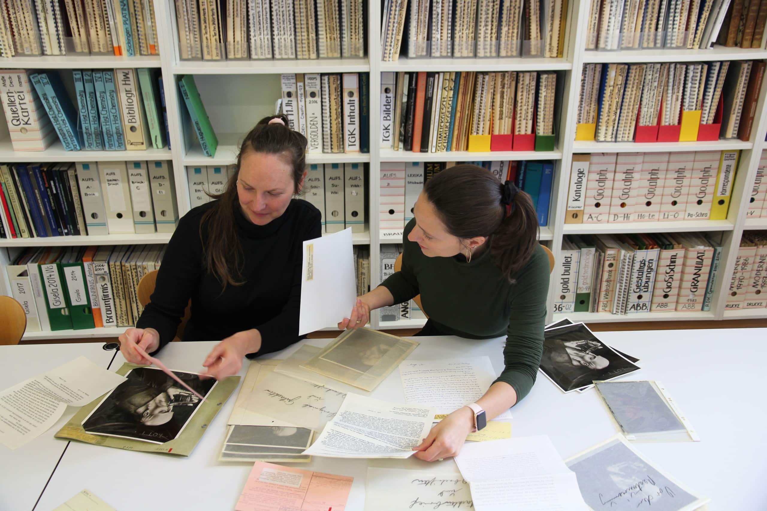 Cosima Dollansky und Anna-Lena Schneider sichten das Archivmaterial der Kunsthandlung Julius Böhler