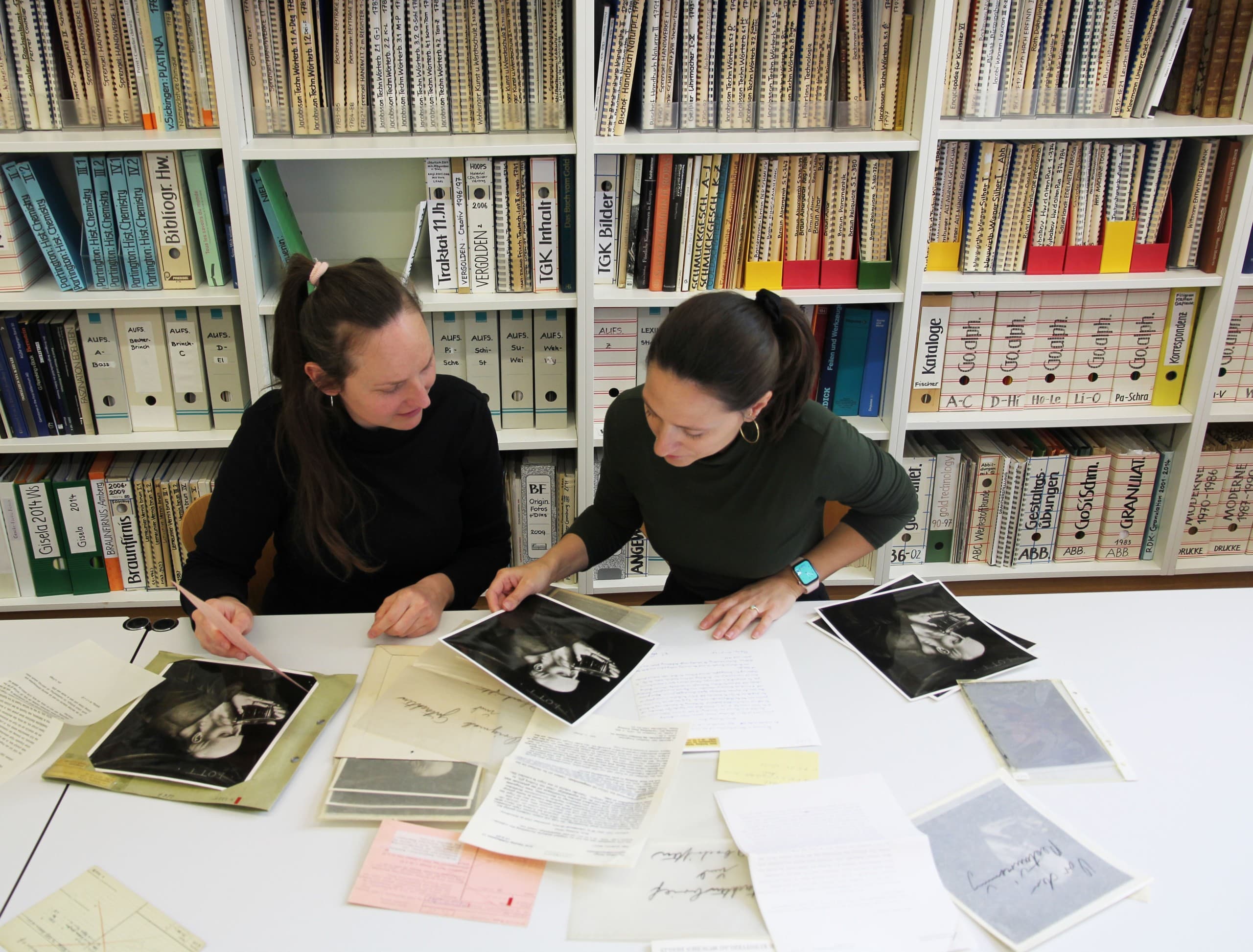 Cosima Dollansky und Anna-Lena Schneider sichten das Archivmaterial der Kunsthandlung Julius Böhler, Foto: Susanne Spieler
