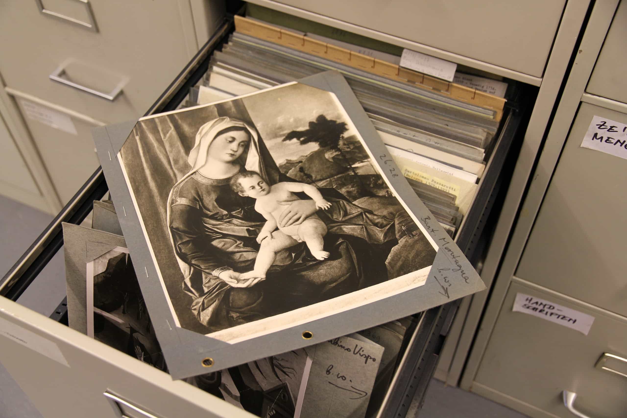 Fotomappen aus dem Archiv der Kunsthandlung Julius Böhler, Foto: Susanne Spieler