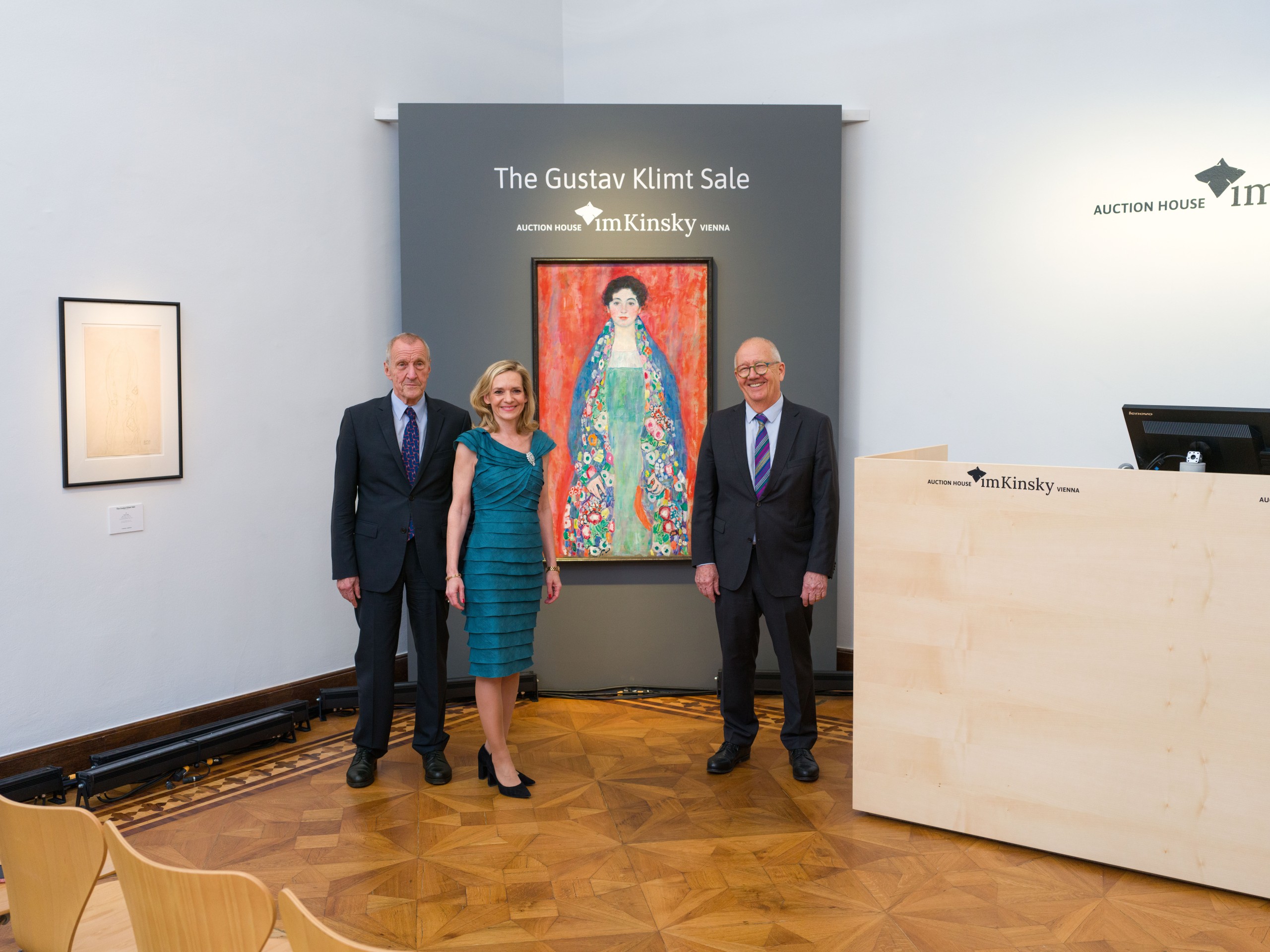 Dr. Ernst Ploil, Mag. Claudia Mörth-Gasser und Michael Kovacek vor dem Gemälde. © Auktionshaus im Kinsky GmbH, Wien